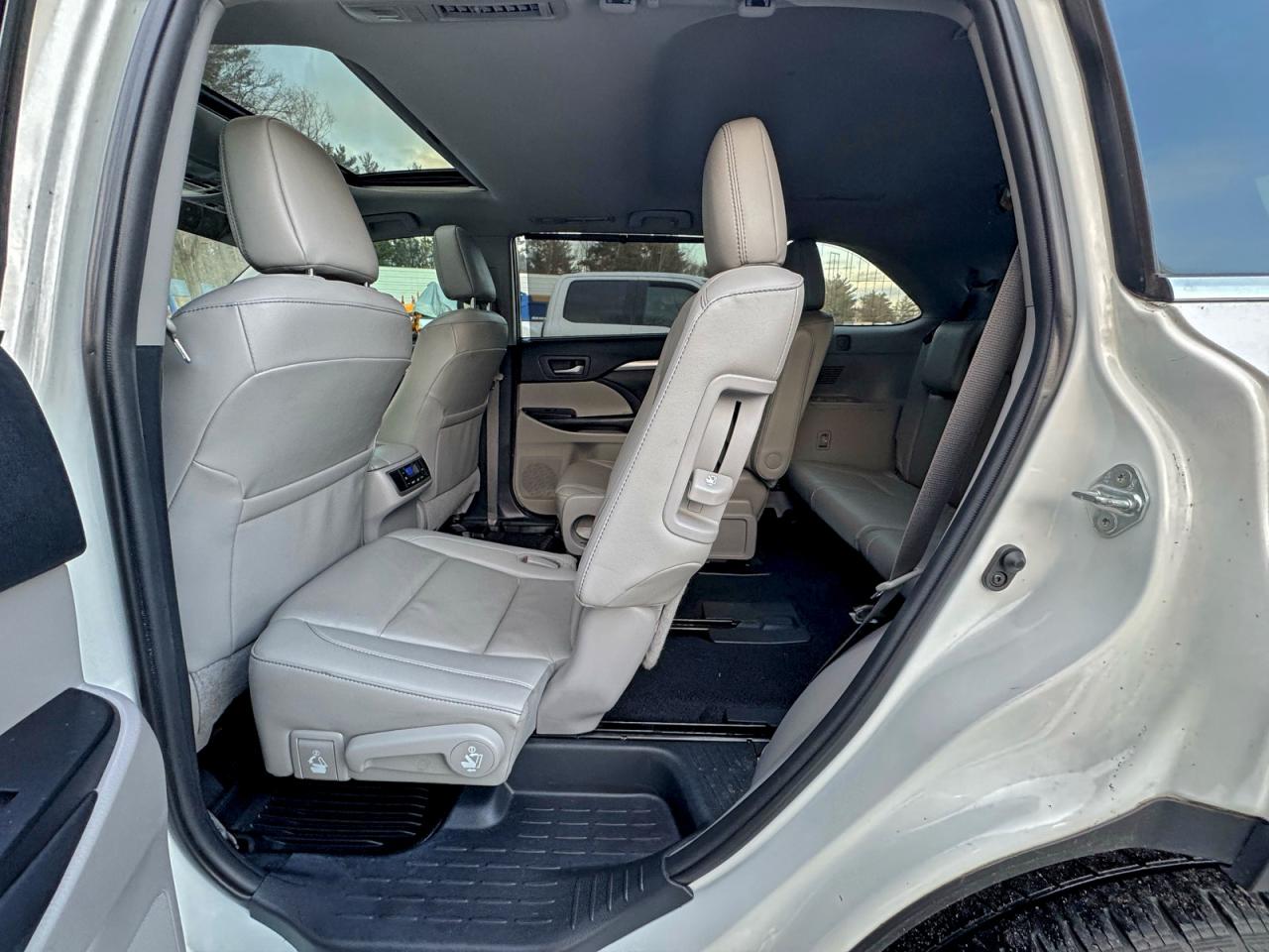 2019 TOYOTA HIGHLANDER SE photo 12