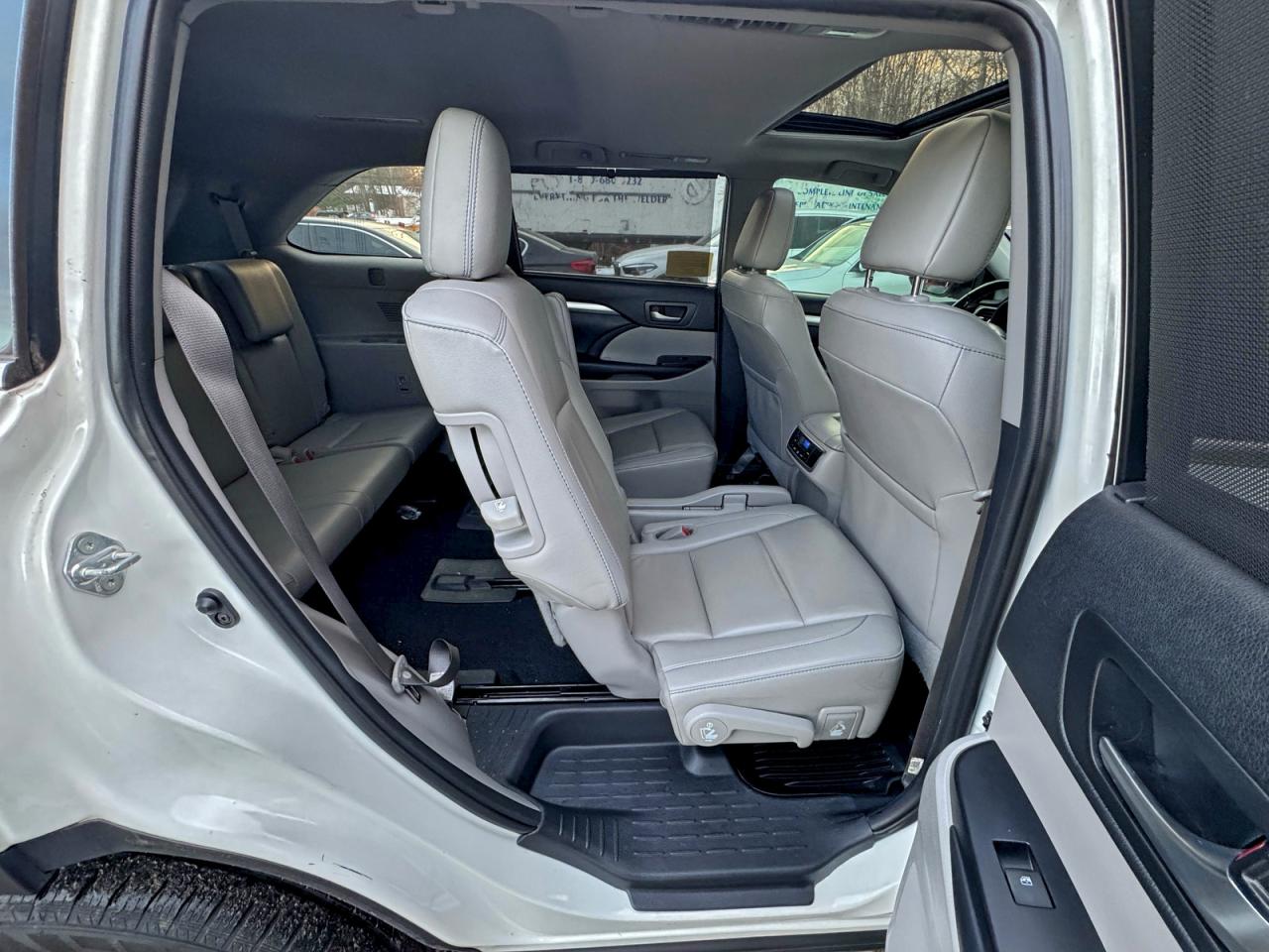 2019 TOYOTA HIGHLANDER SE photo 6