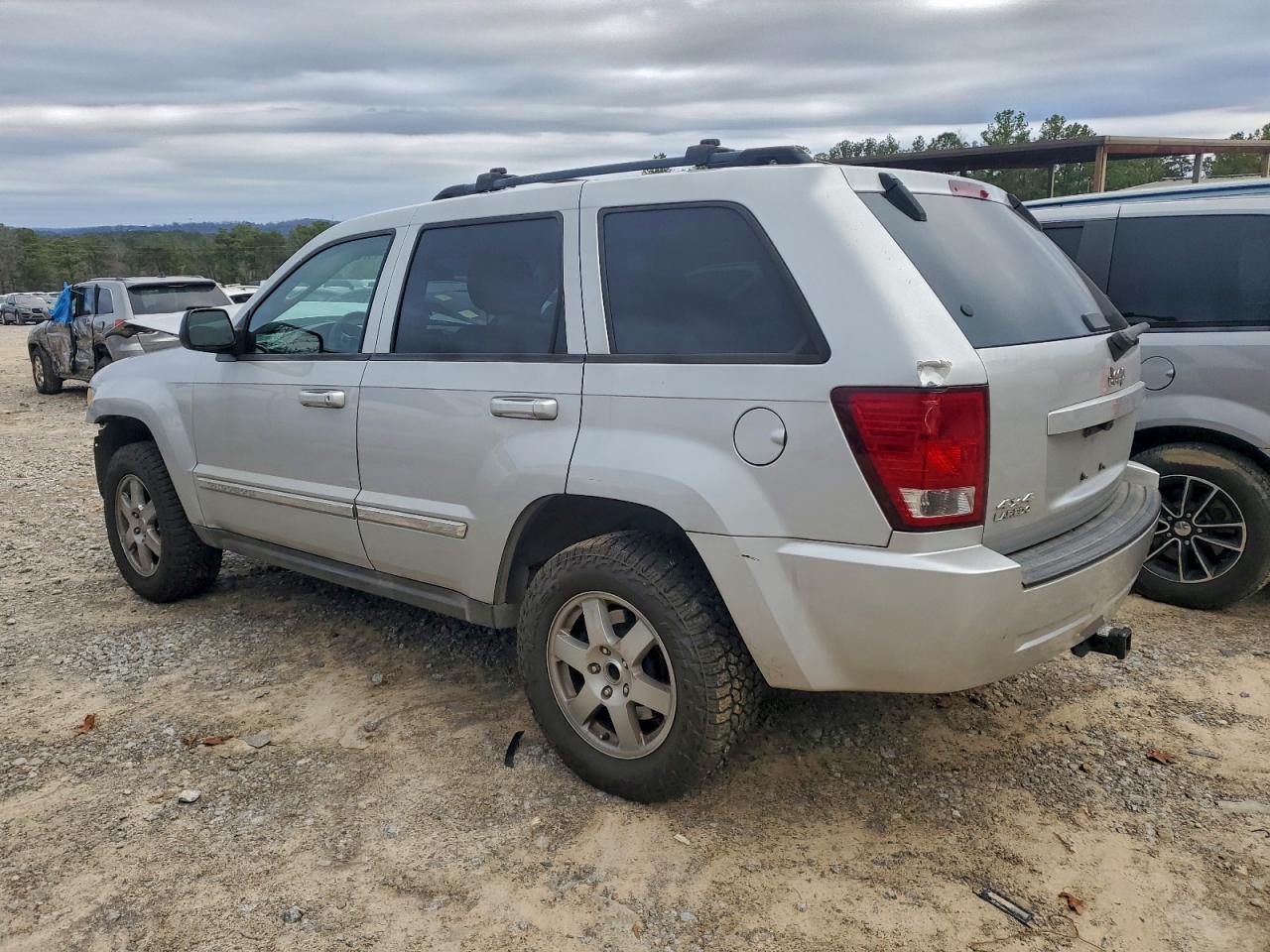 2010 JEEP GRAND CHEROKEE LAREDO photo 2