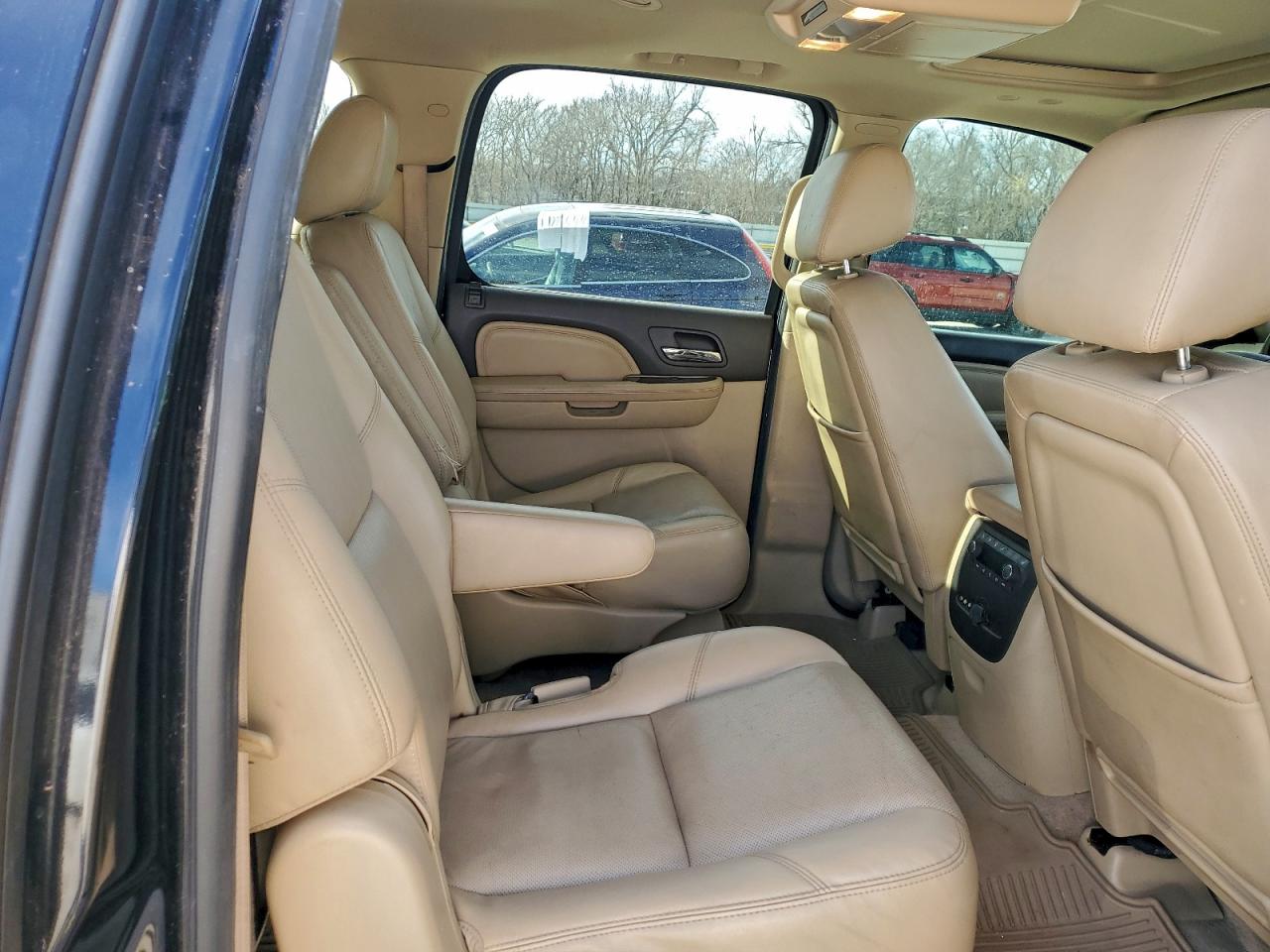 2011 GMC YUKON XL DENALI photo 11