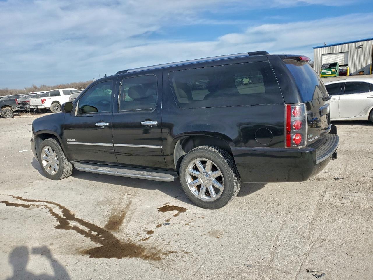 2011 GMC YUKON XL DENALI photo 2