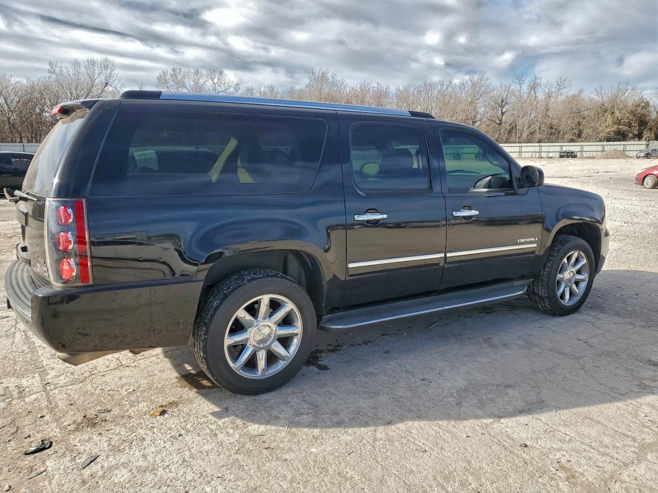2011 GMC YUKON XL DENALI photo 3