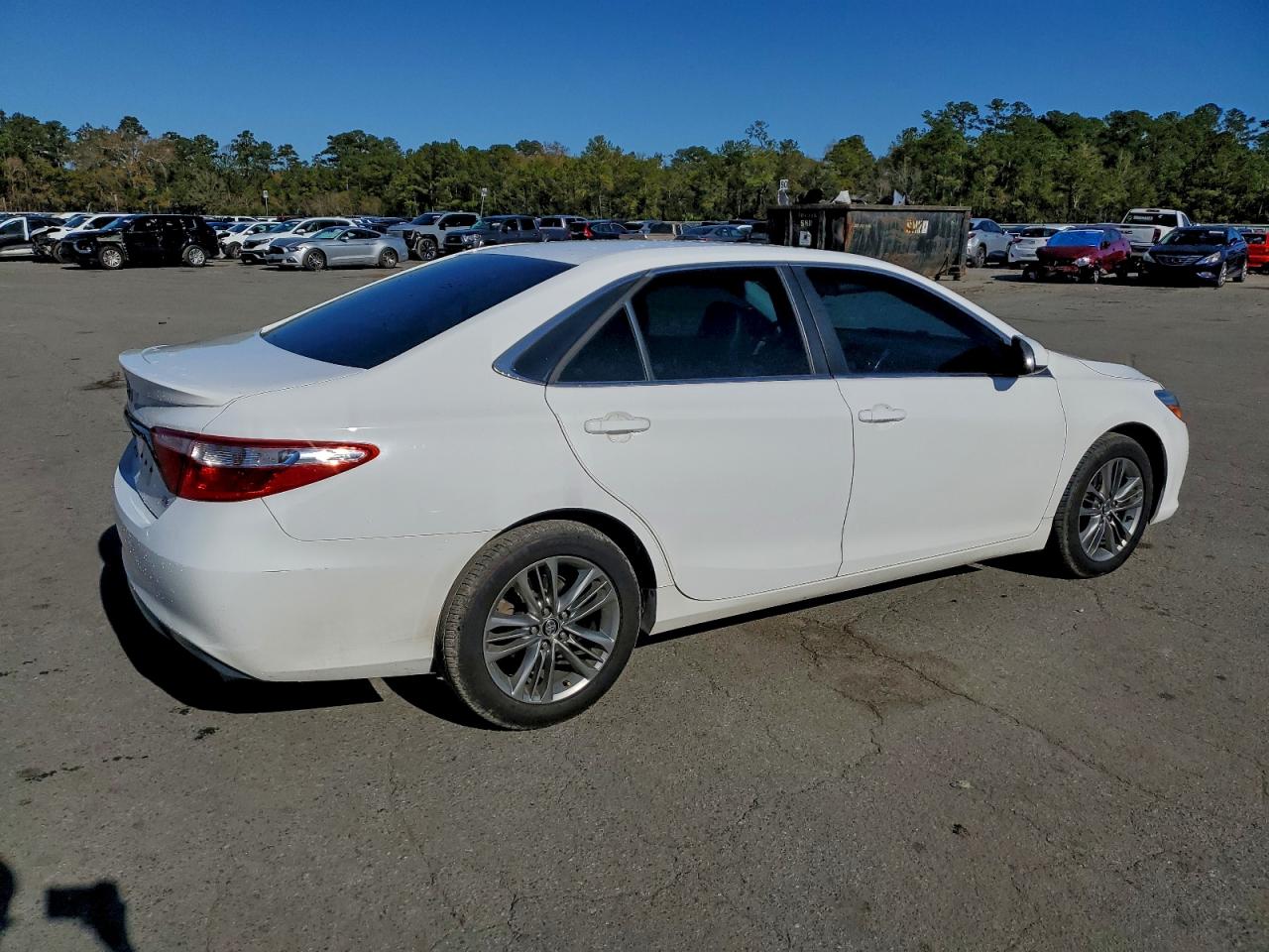 2016 TOYOTA CAMRY LE photo 3