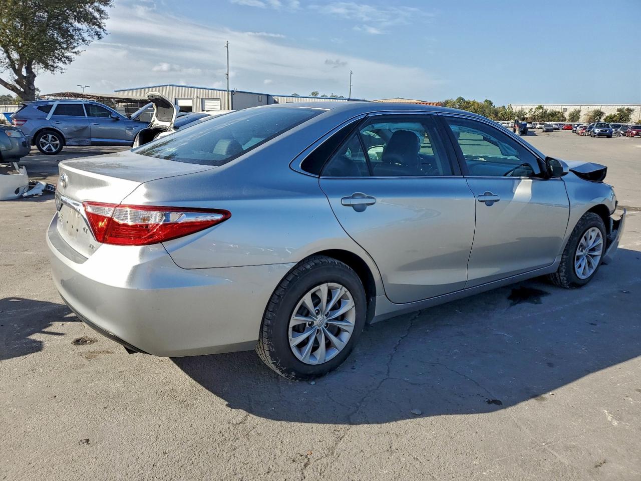 2016 TOYOTA CAMRY LE photo 3