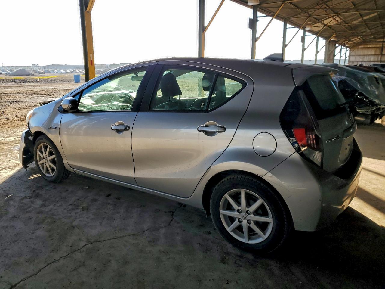 2015 TOYOTA PRIUS C photo 2