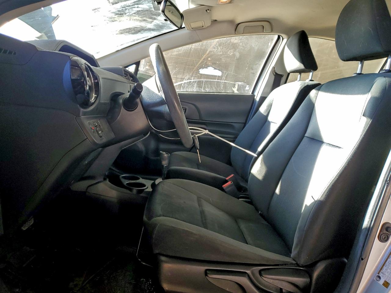 2015 TOYOTA PRIUS C photo 7