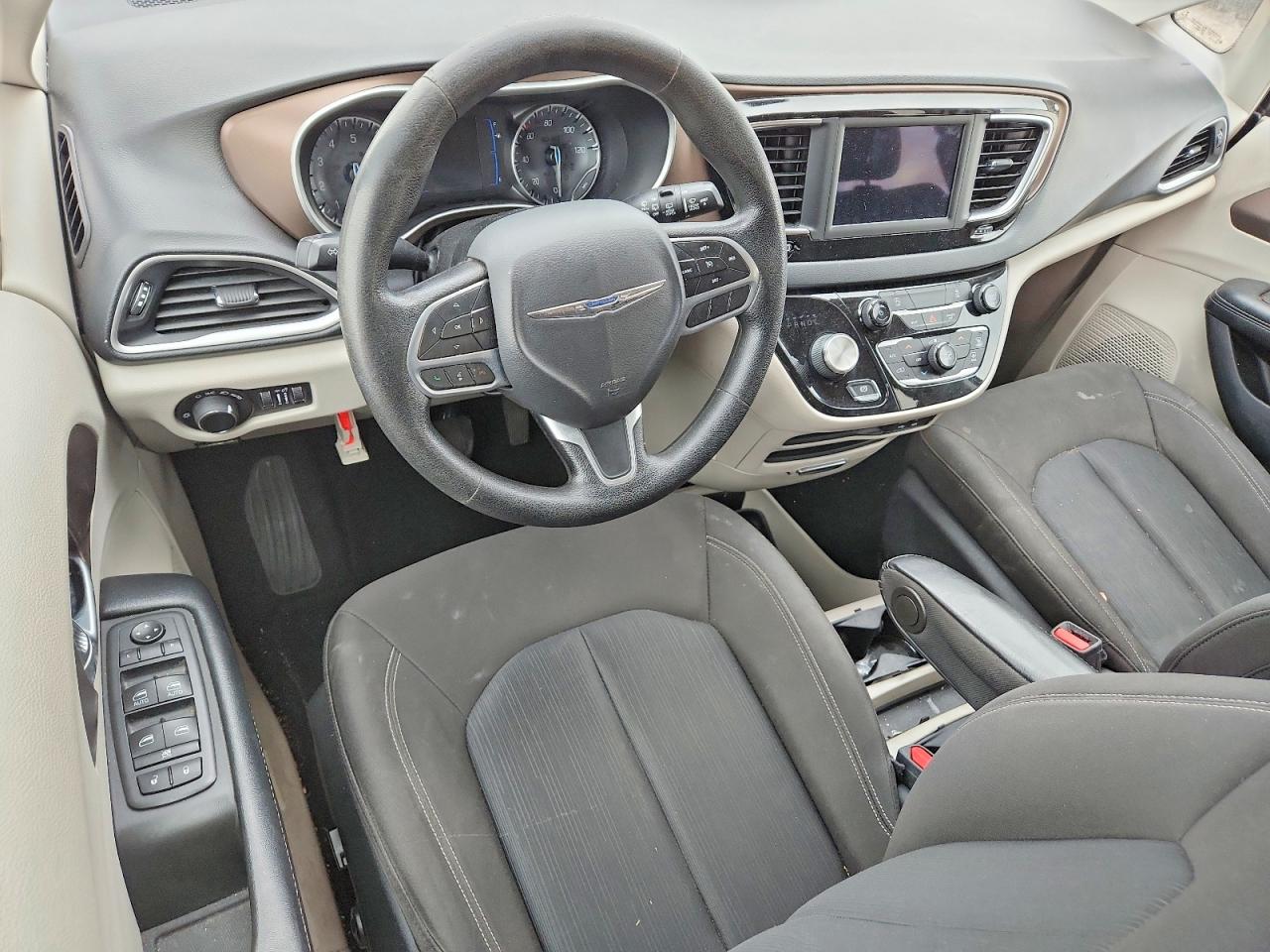 2020 CHRYSLER VOYAGER LX photo 8