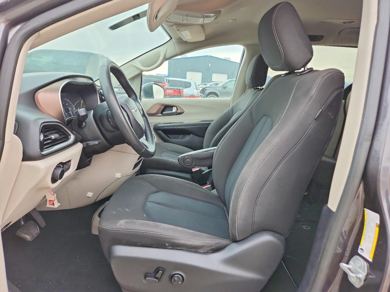 2020 CHRYSLER VOYAGER LX photo 7