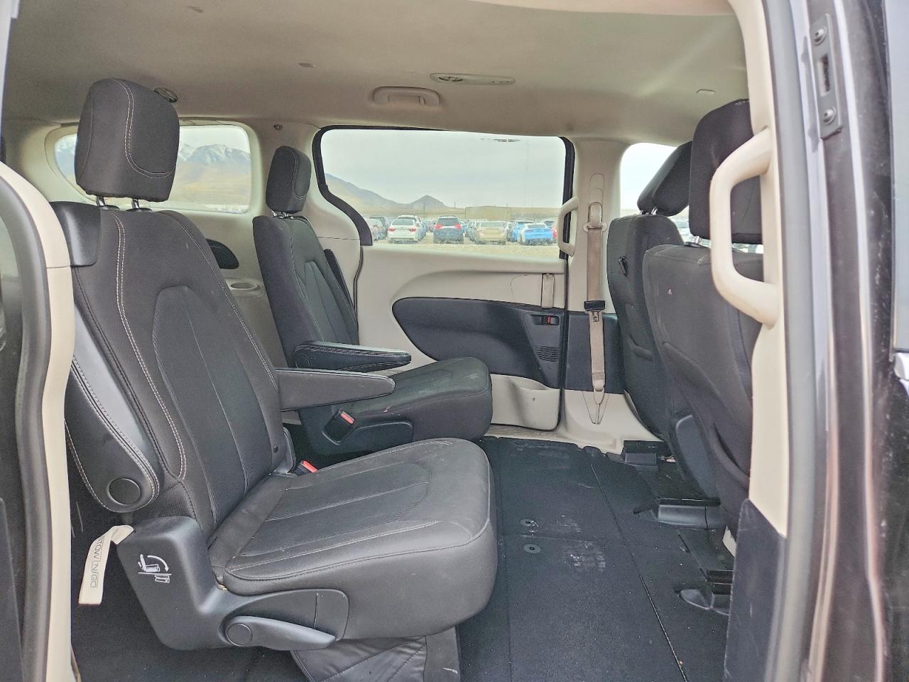 2020 CHRYSLER VOYAGER LX photo 11