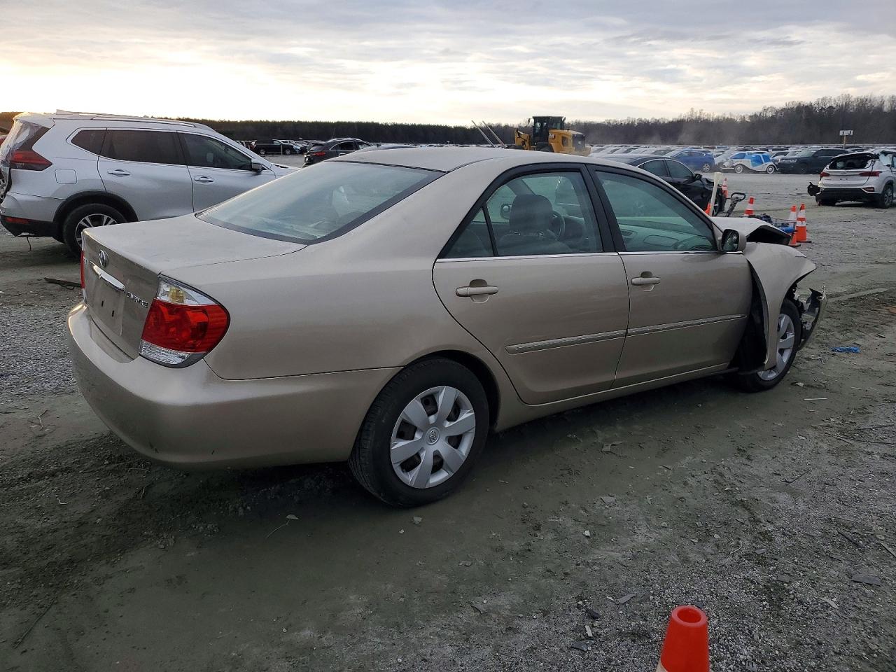 2005 TOYOTA CAMRY LE photo 3