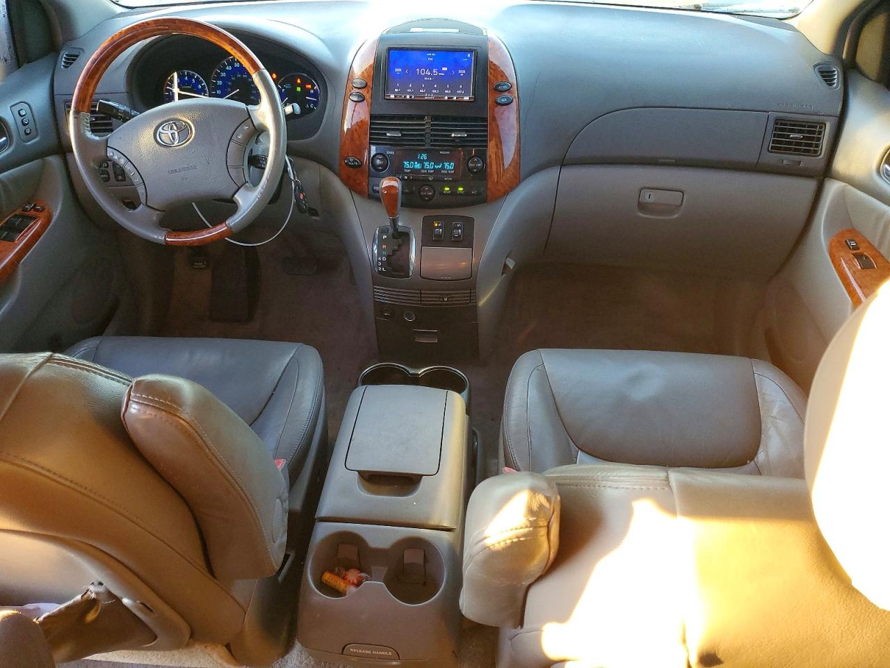 2008 TOYOTA SIENNA XLE photo 8