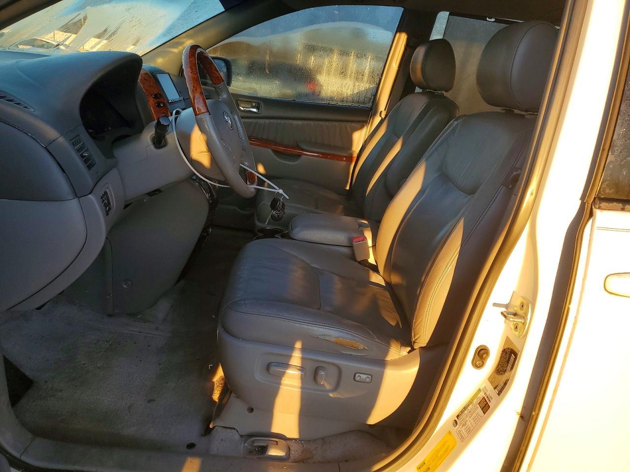 2008 TOYOTA SIENNA XLE photo 7