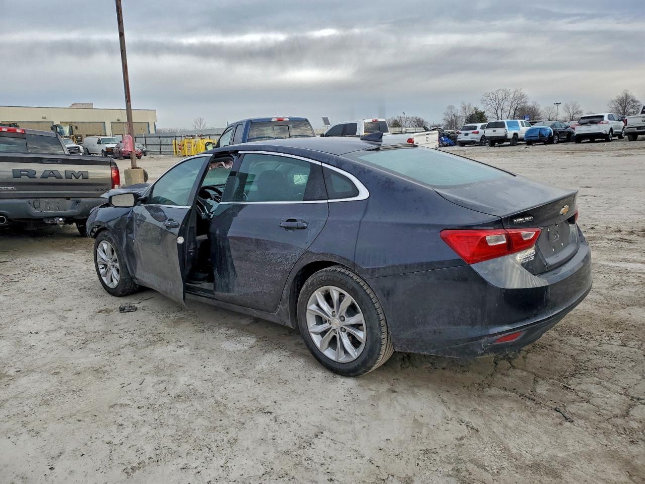 2023 CHEVROLET MALIBU LT photo 2