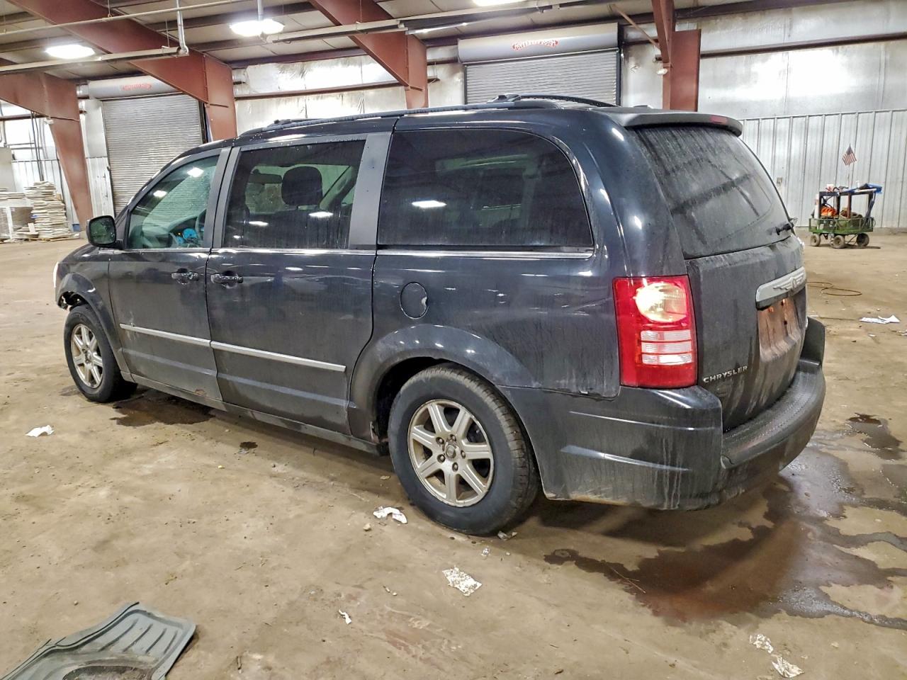 2010 CHRYSLER TOWN & COUNTRY TOURING photo 2