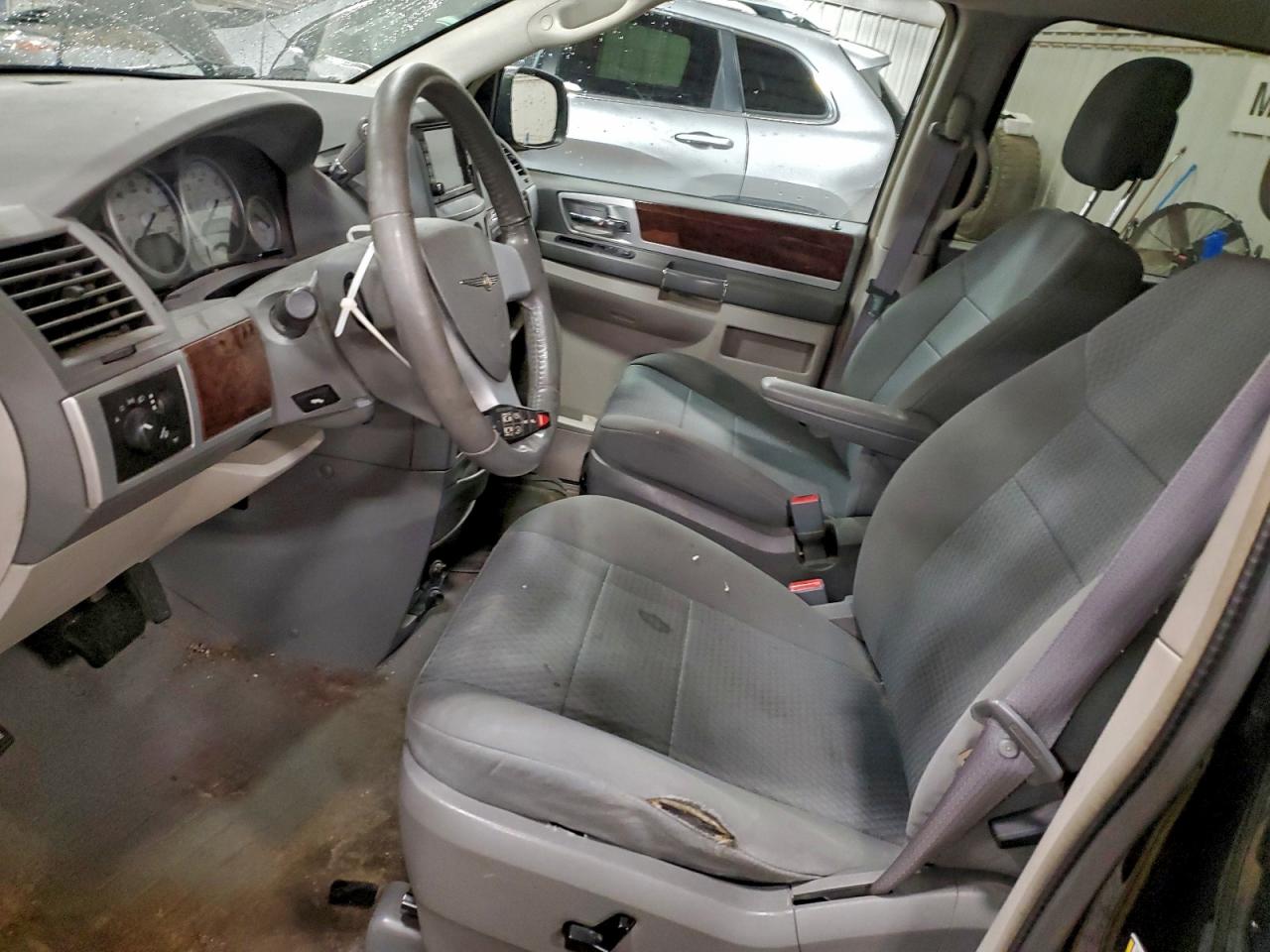 2010 CHRYSLER TOWN & COUNTRY TOURING photo 7