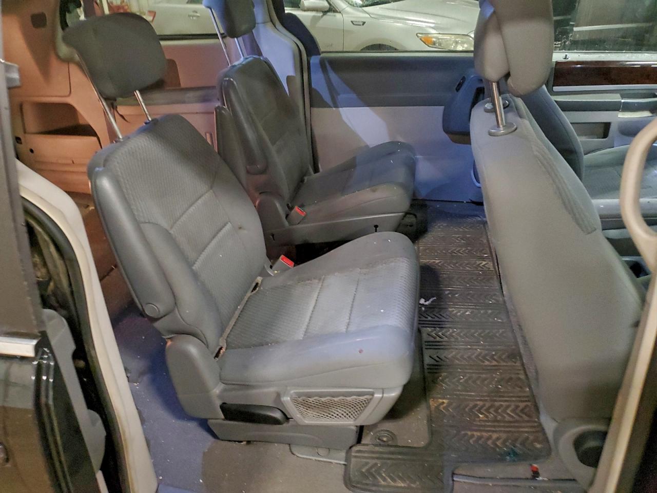 2010 CHRYSLER TOWN & COUNTRY TOURING photo 11