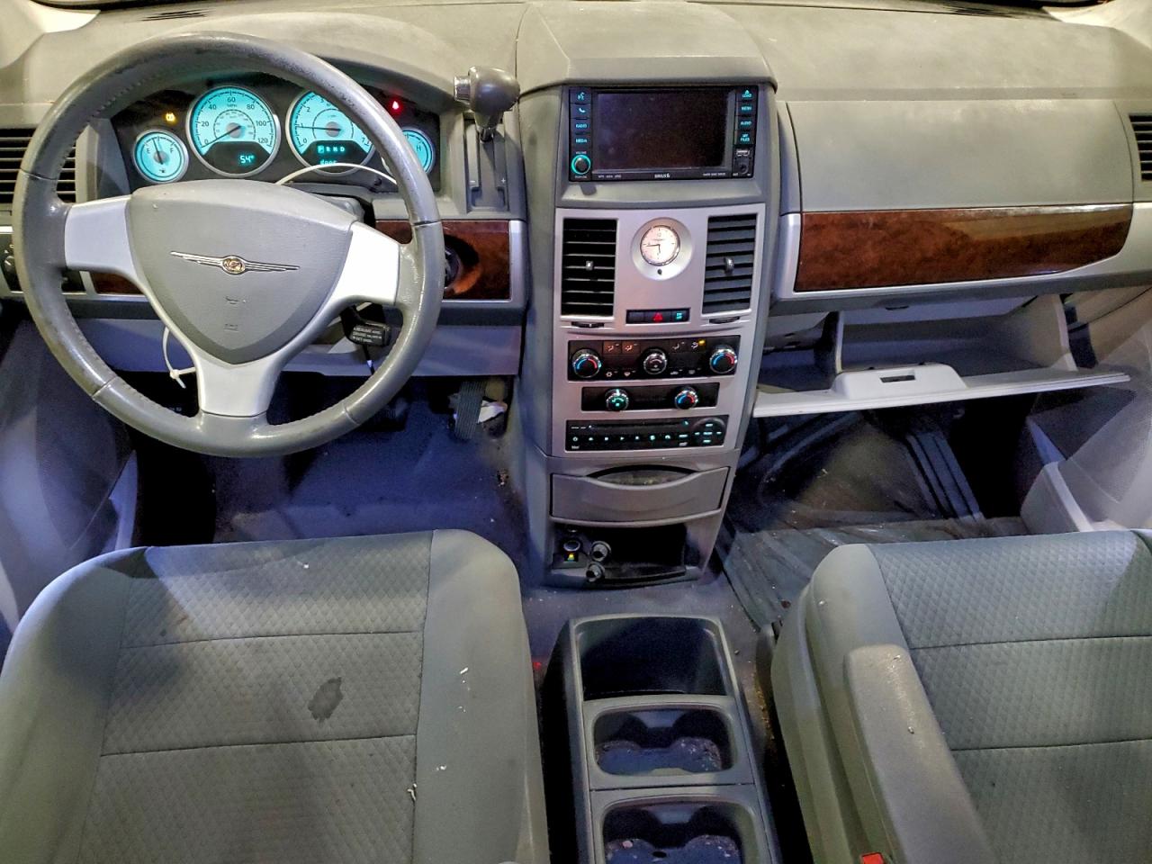 2010 CHRYSLER TOWN & COUNTRY TOURING photo 8