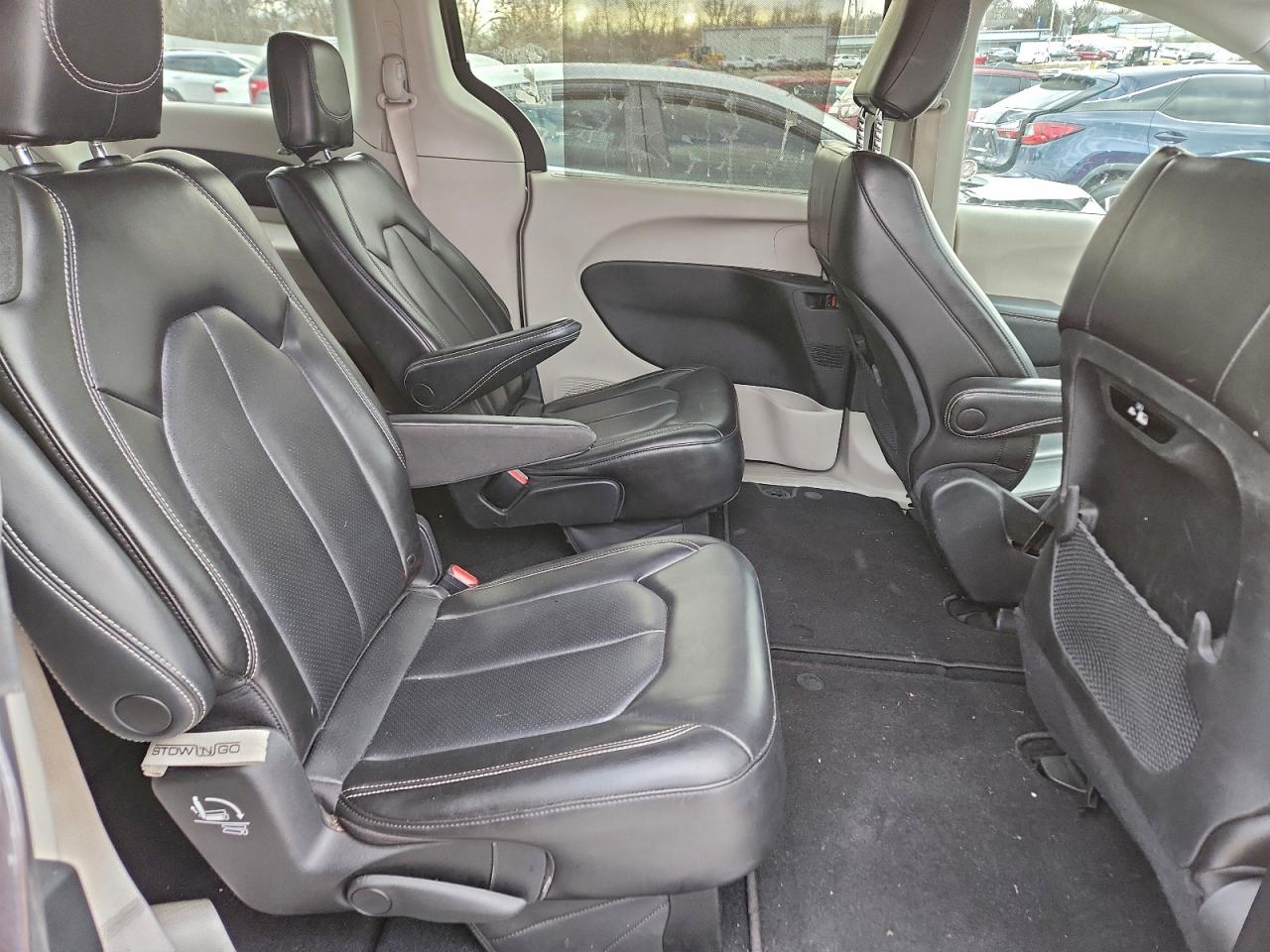 2023 CHRYSLER PACIFICA TOURING L photo 11