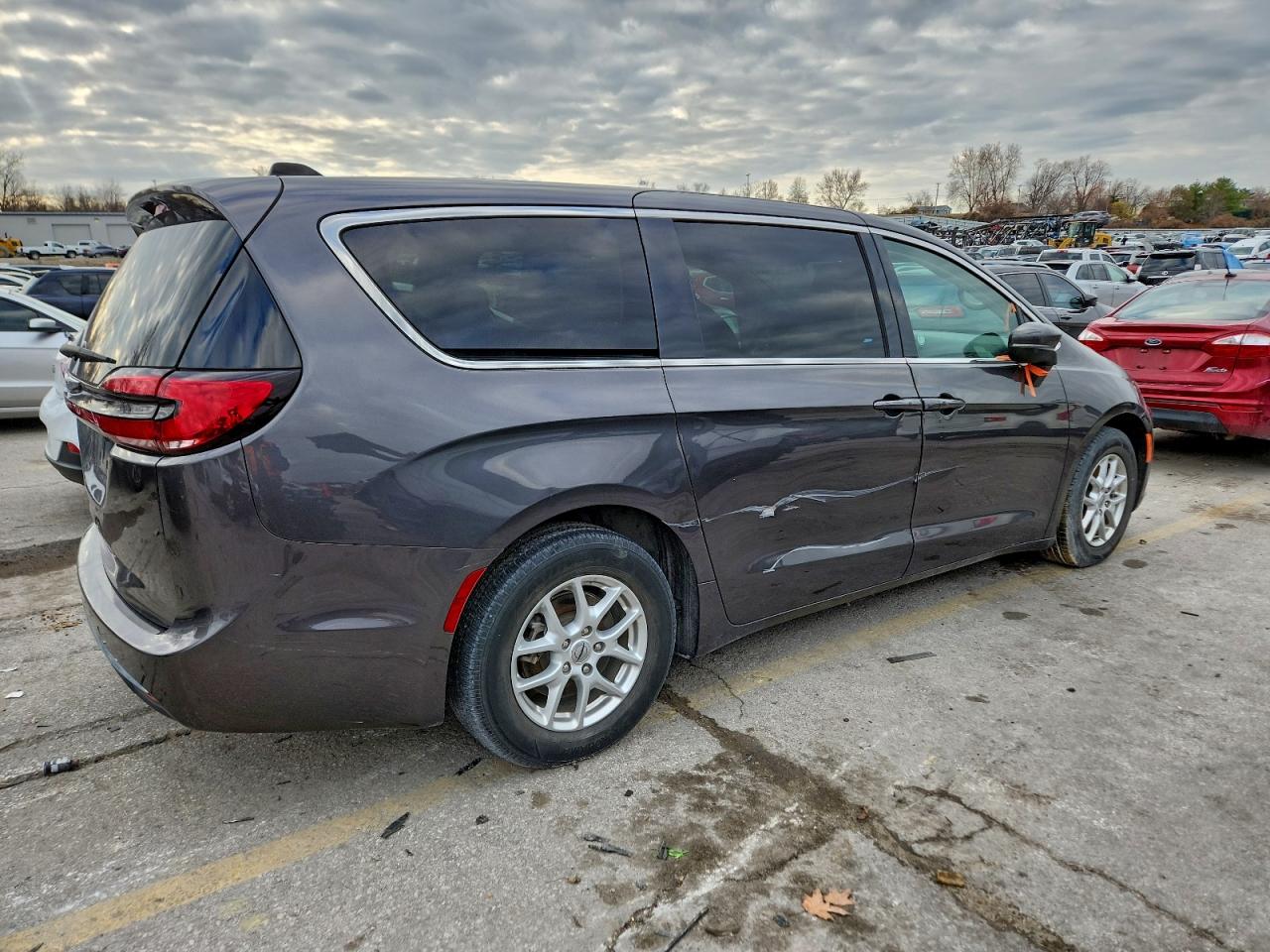 2023 CHRYSLER PACIFICA TOURING L photo 3