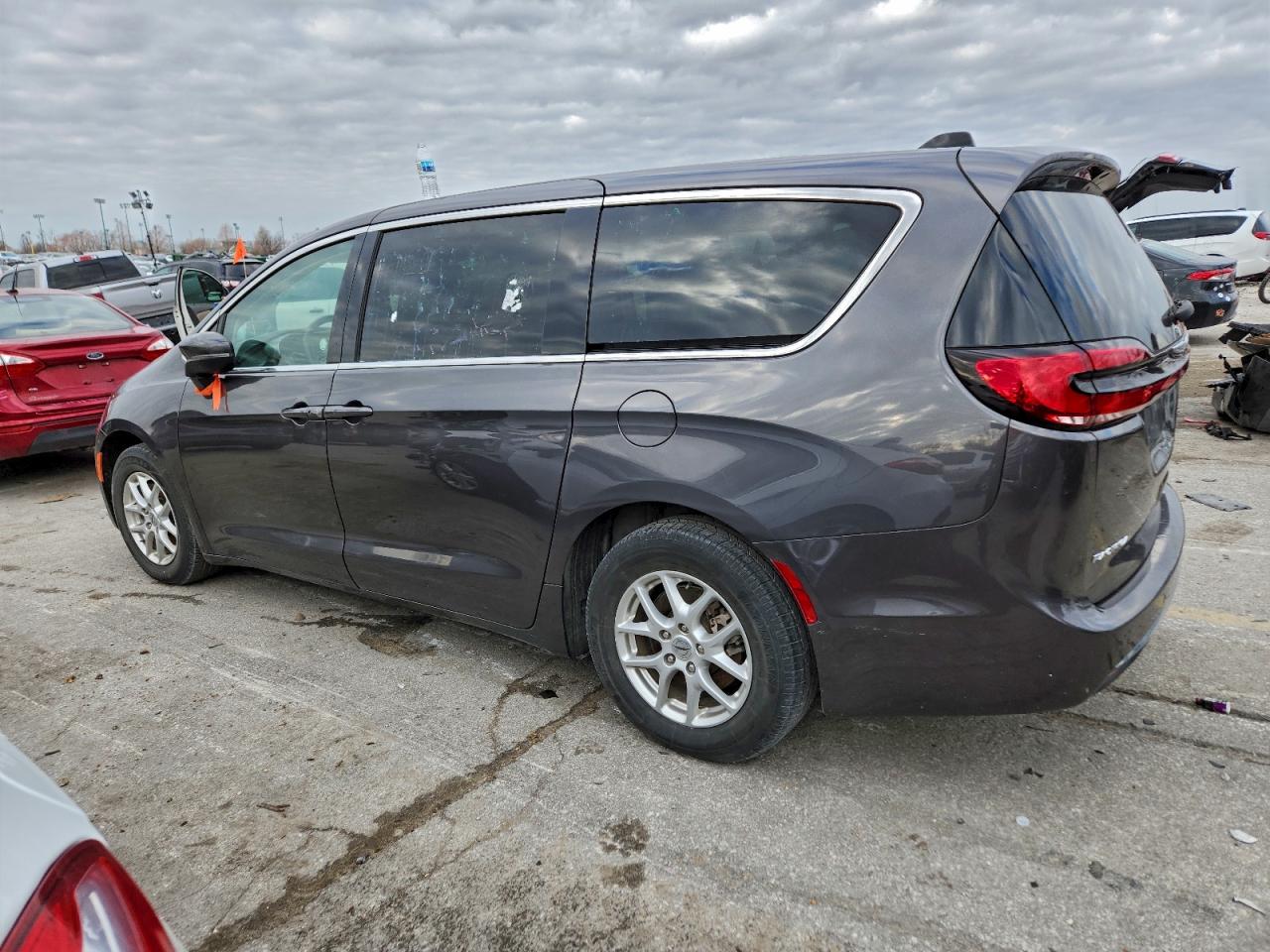 2023 CHRYSLER PACIFICA TOURING L photo 2