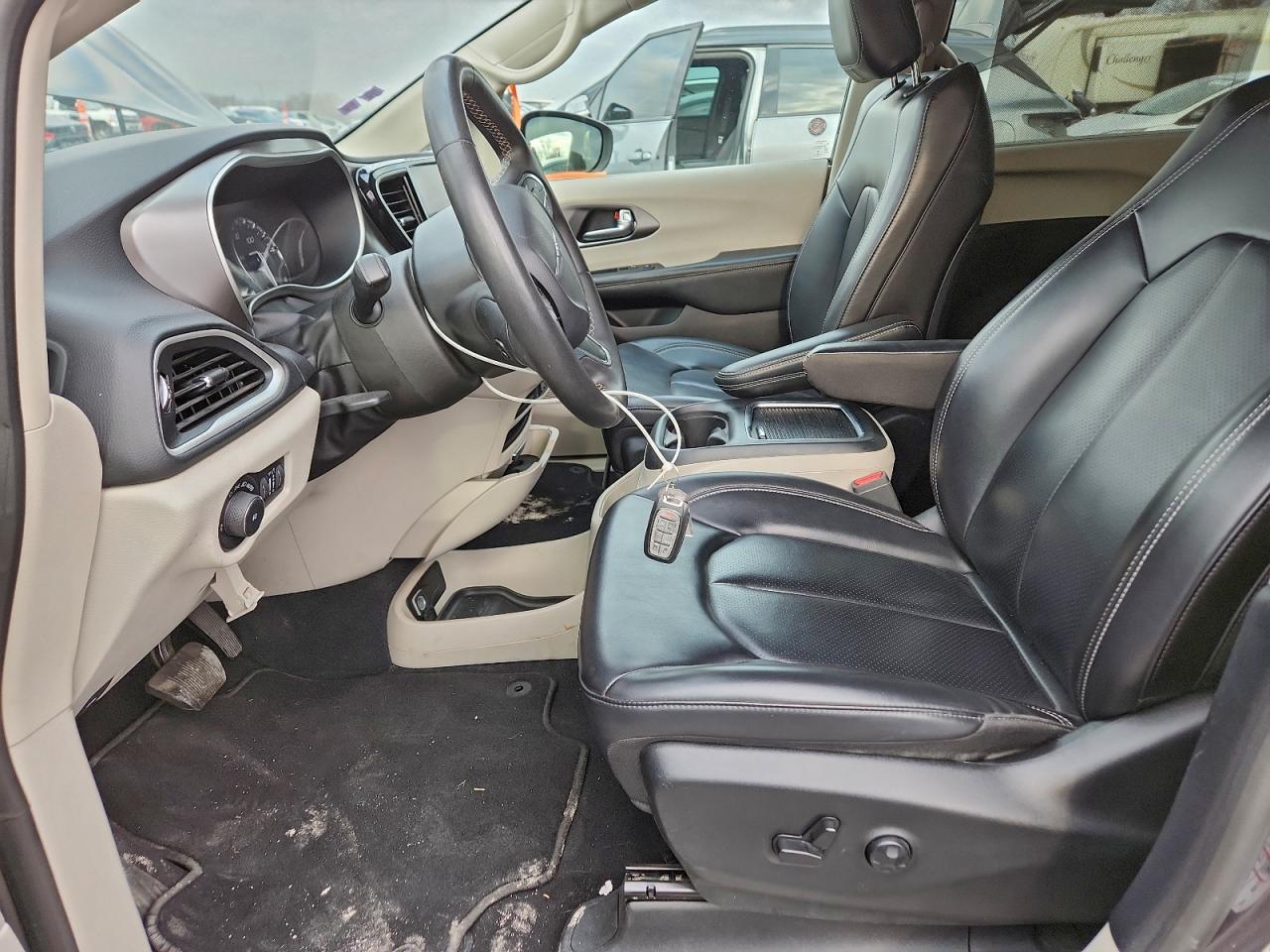 2023 CHRYSLER PACIFICA TOURING L photo 7