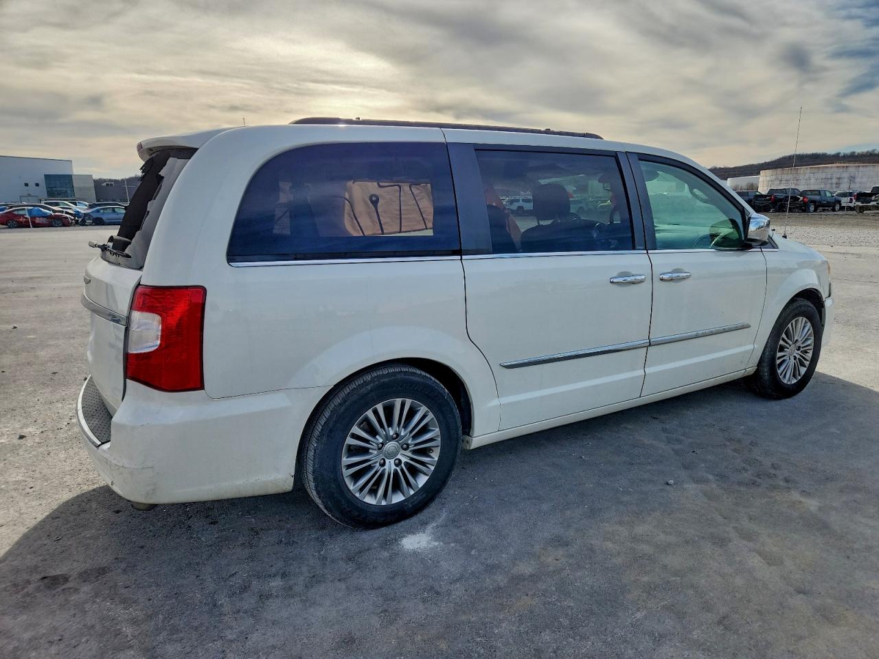2013 CHRYSLER TOWN & COUNTRY TOURING L photo 3