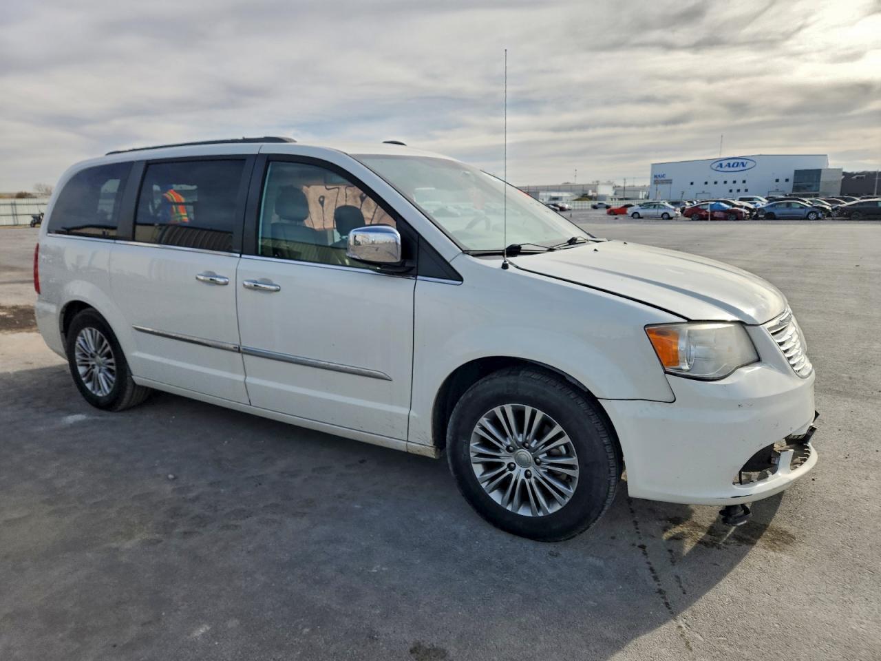 2013 CHRYSLER TOWN & COUNTRY TOURING L photo 4