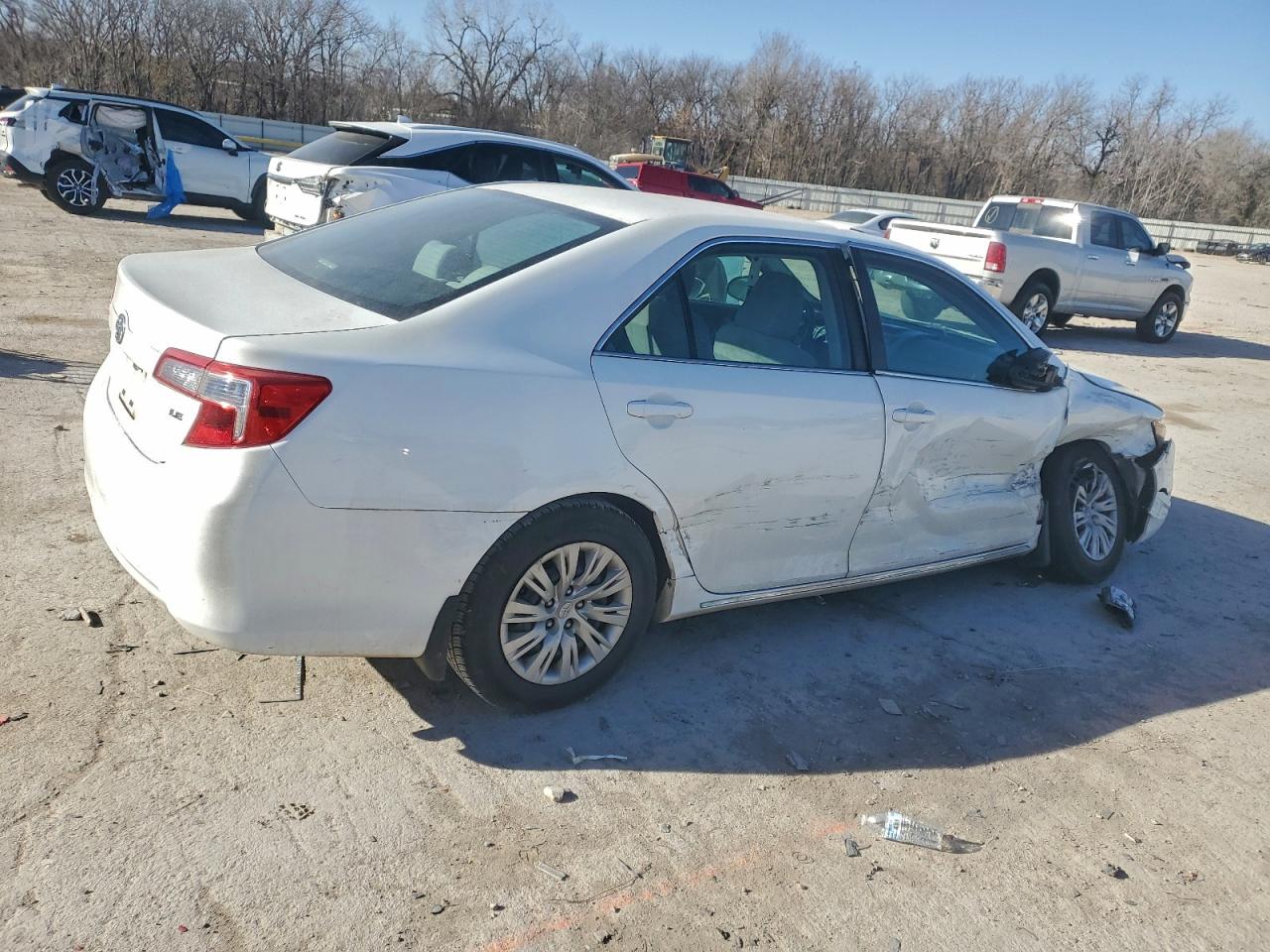 2014 TOYOTA CAMRY L photo 3