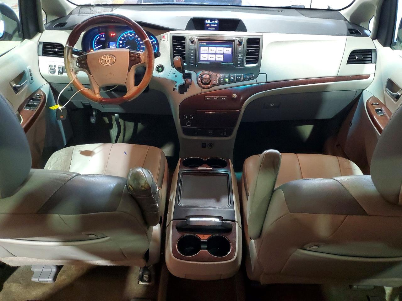 2013 TOYOTA SIENNA XLE photo 8