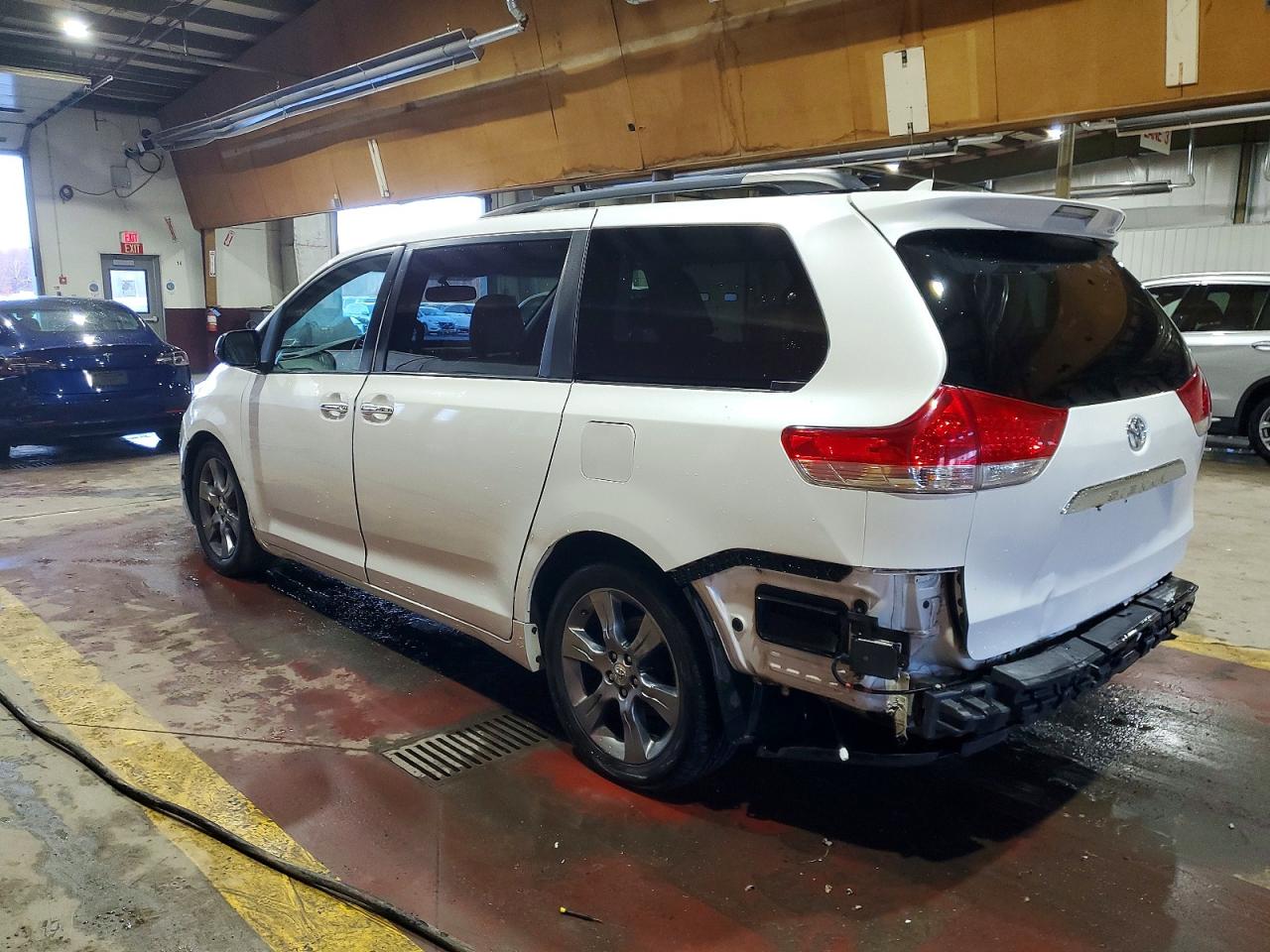 2013 TOYOTA SIENNA XLE photo 2