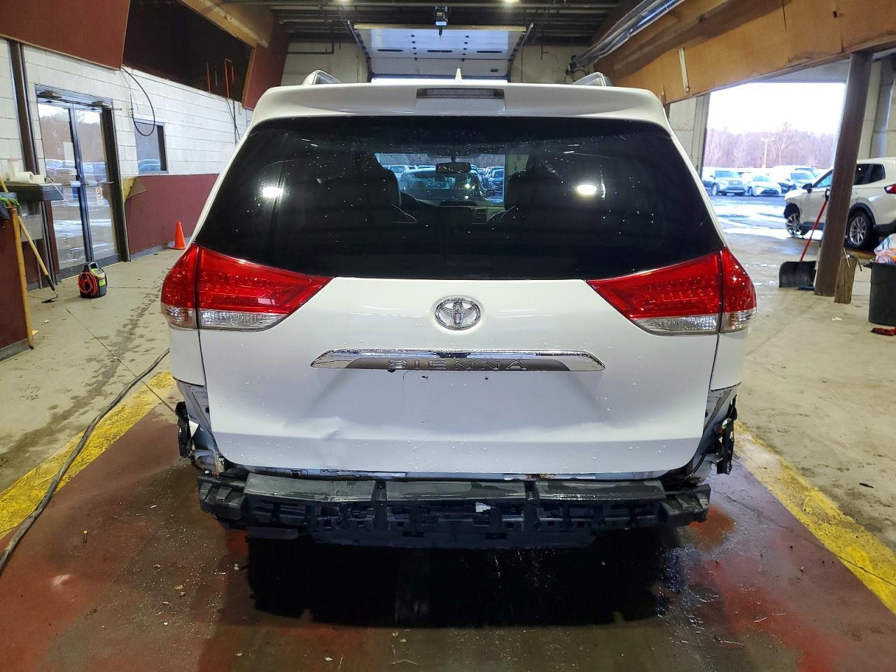 2013 TOYOTA SIENNA XLE photo 6