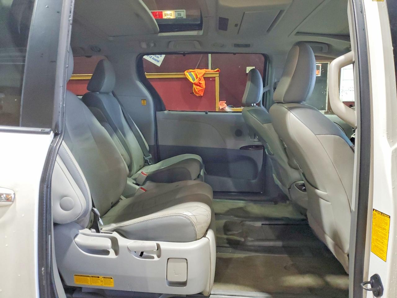 2013 TOYOTA SIENNA XLE photo 11