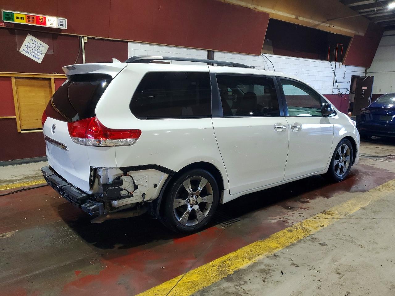 2013 TOYOTA SIENNA XLE photo 3
