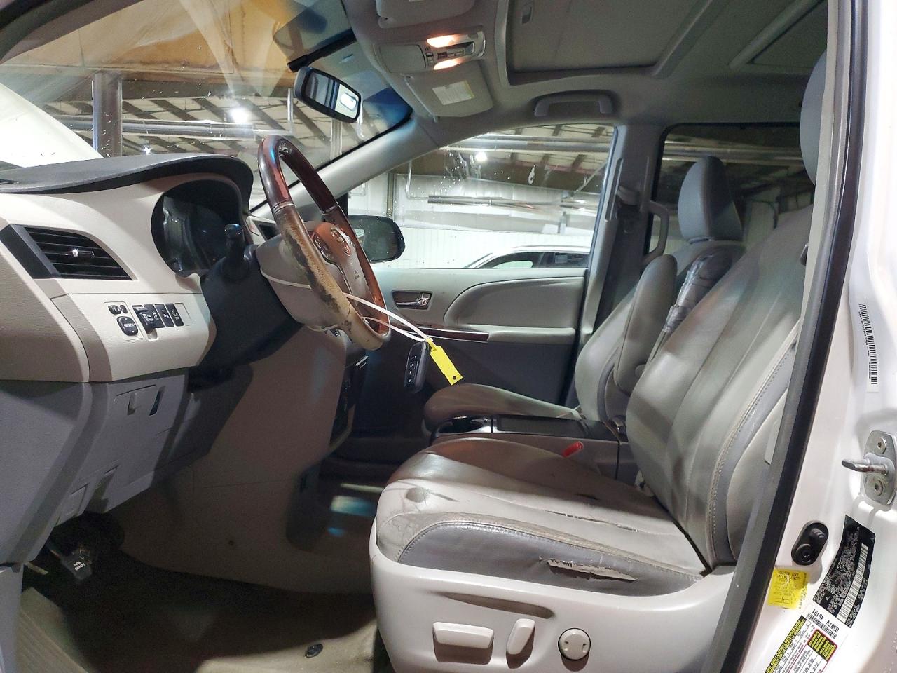 2013 TOYOTA SIENNA XLE photo 7