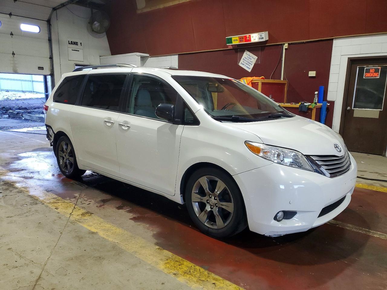 2013 TOYOTA SIENNA XLE photo 4