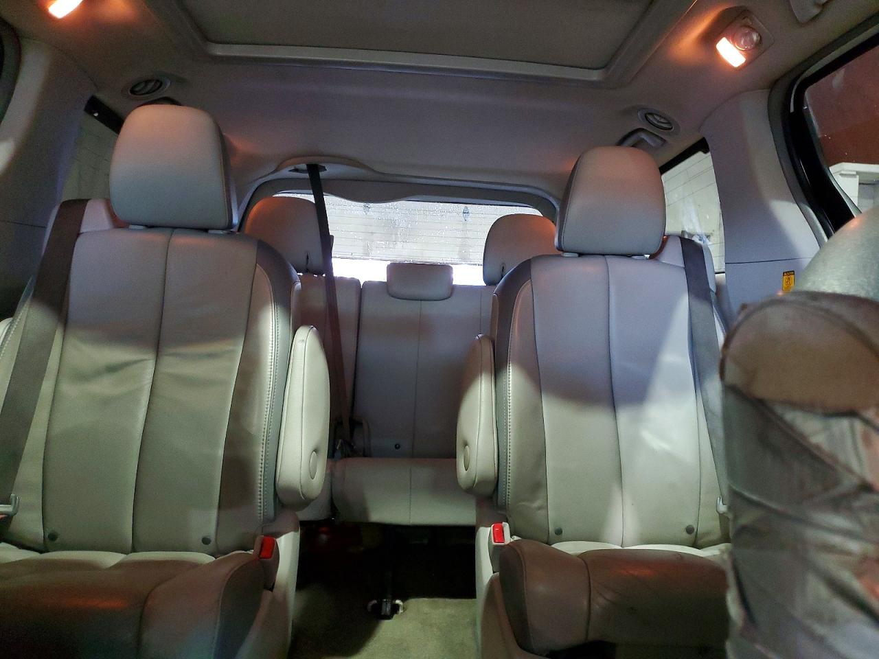 2013 TOYOTA SIENNA XLE photo 10