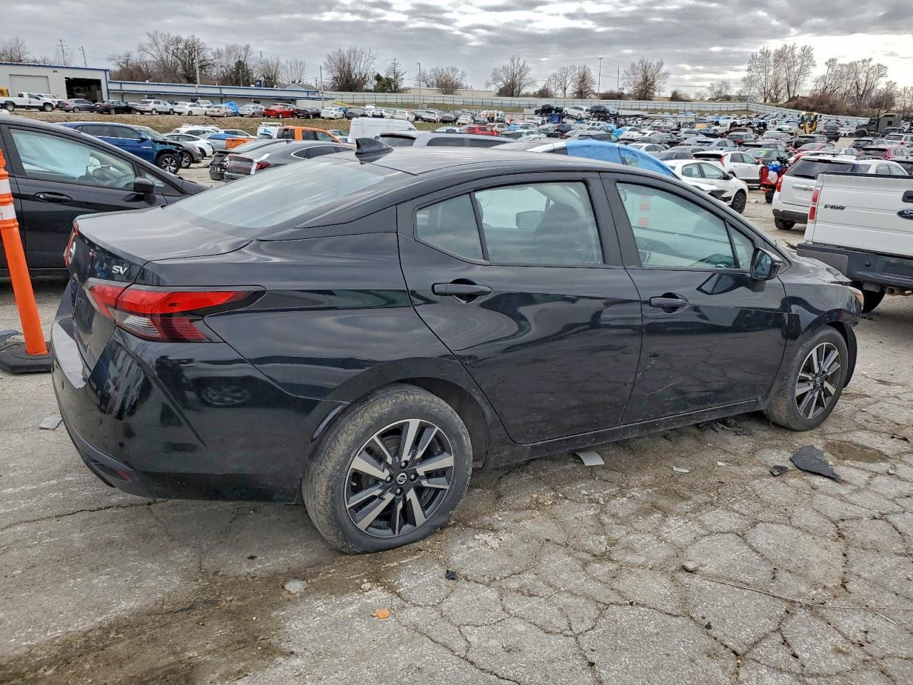 2021 NISSAN VERSA SV photo 3