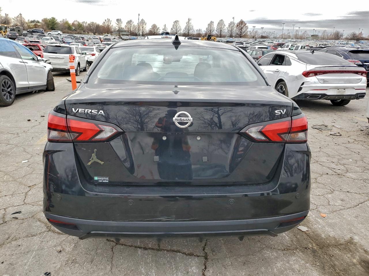 2021 NISSAN VERSA SV photo 6