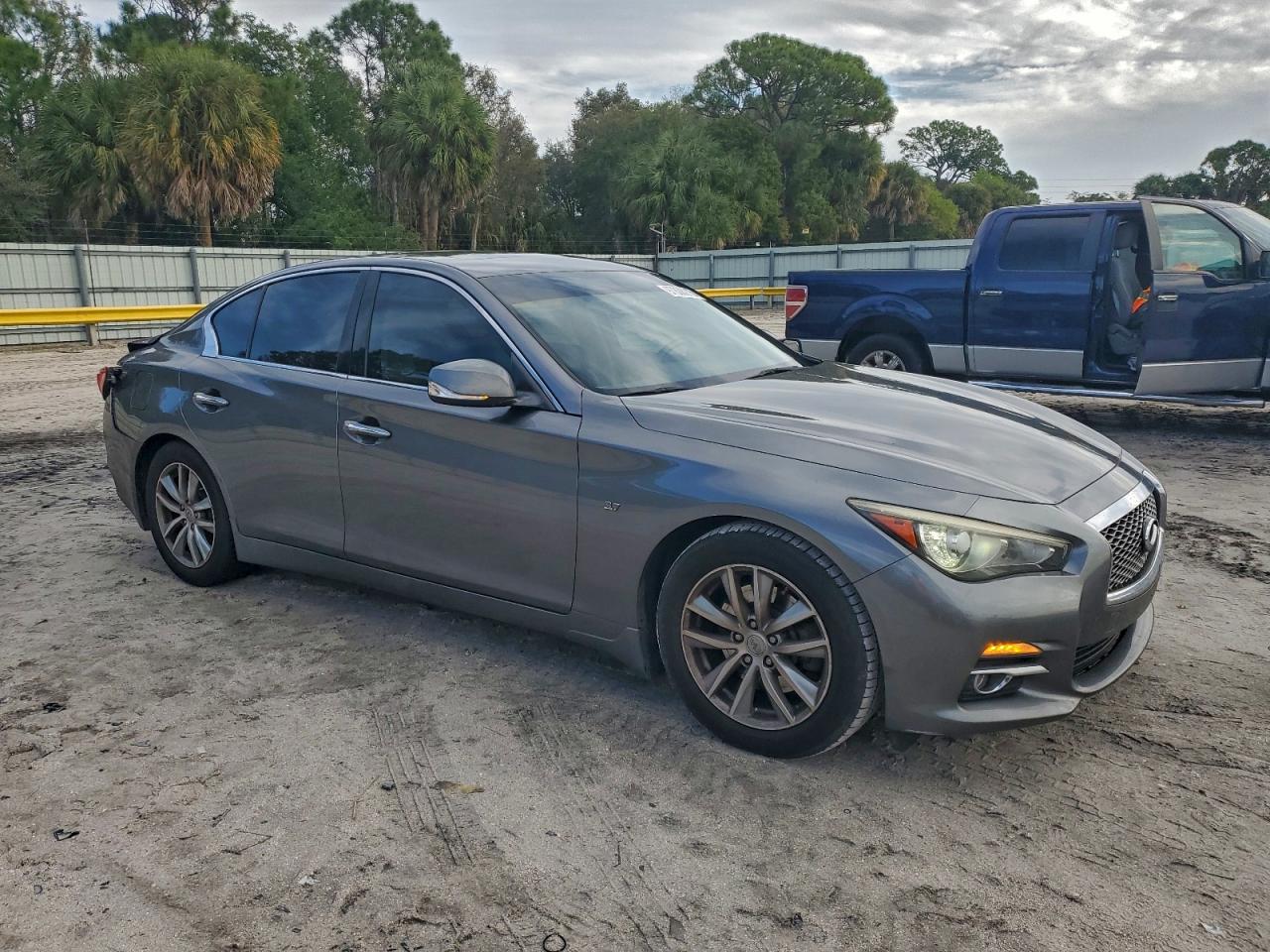 2015 INFINITI Q50 photo 4