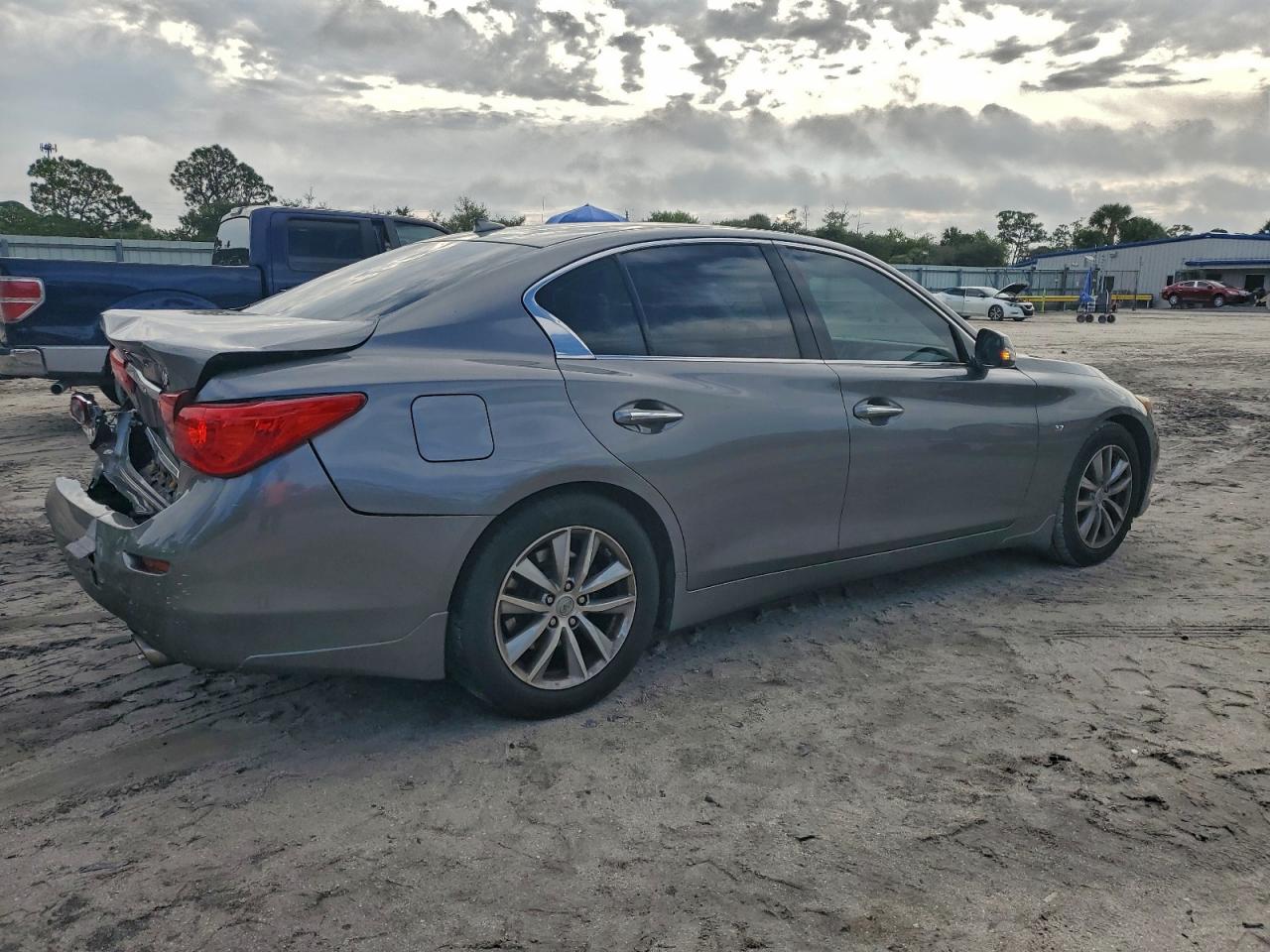 2015 INFINITI Q50 photo 3