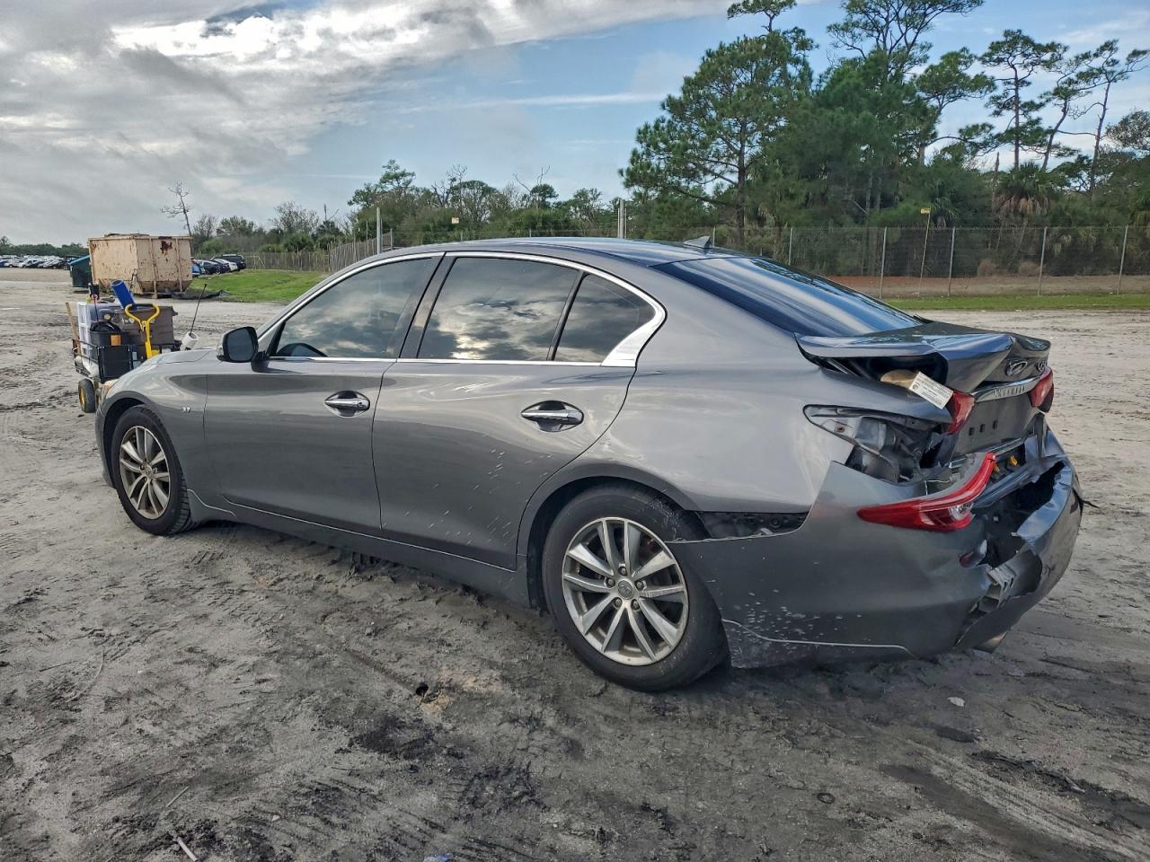 2015 INFINITI Q50 photo 2