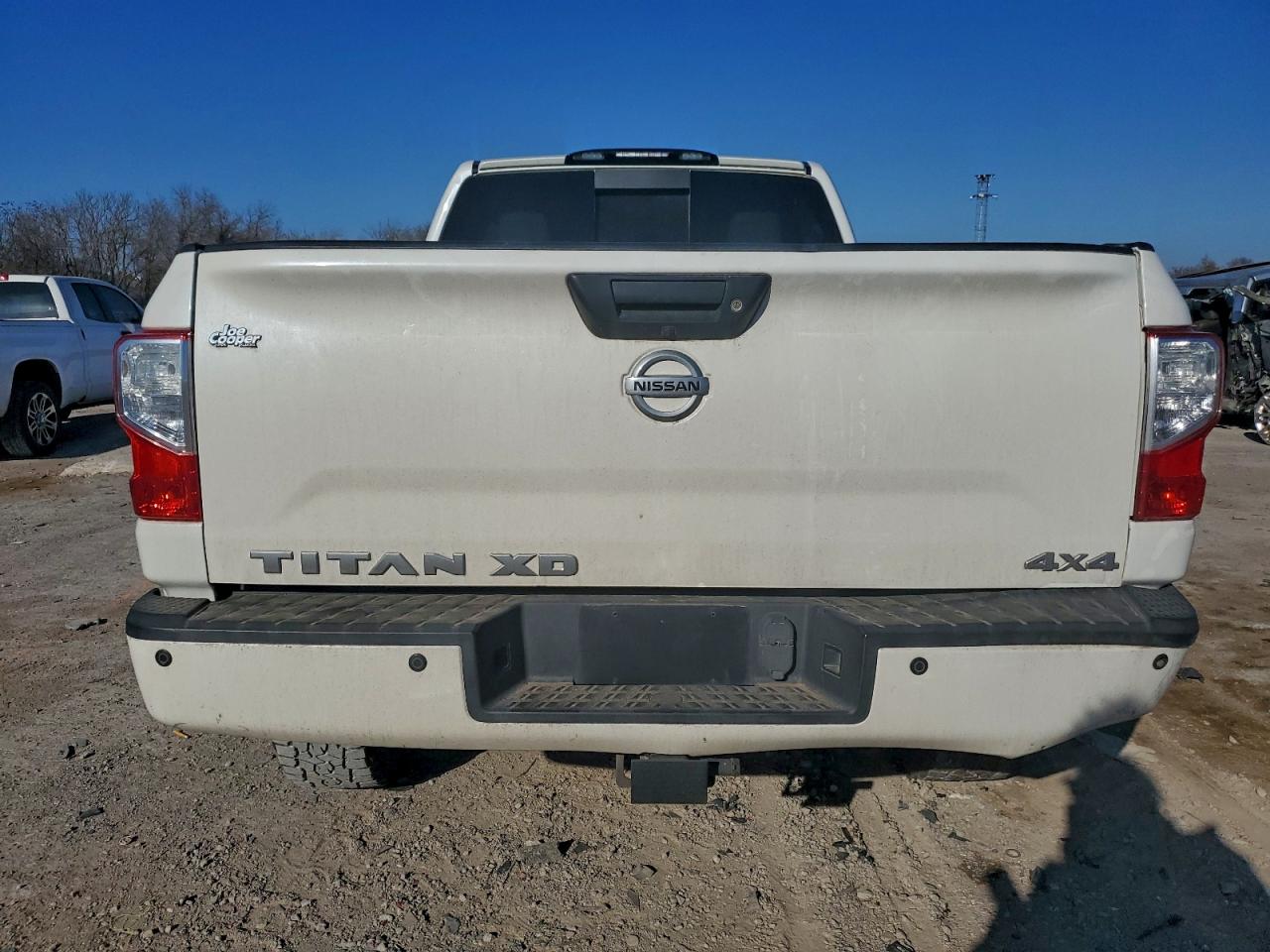 2017 NISSAN TITAN XD SL photo 6