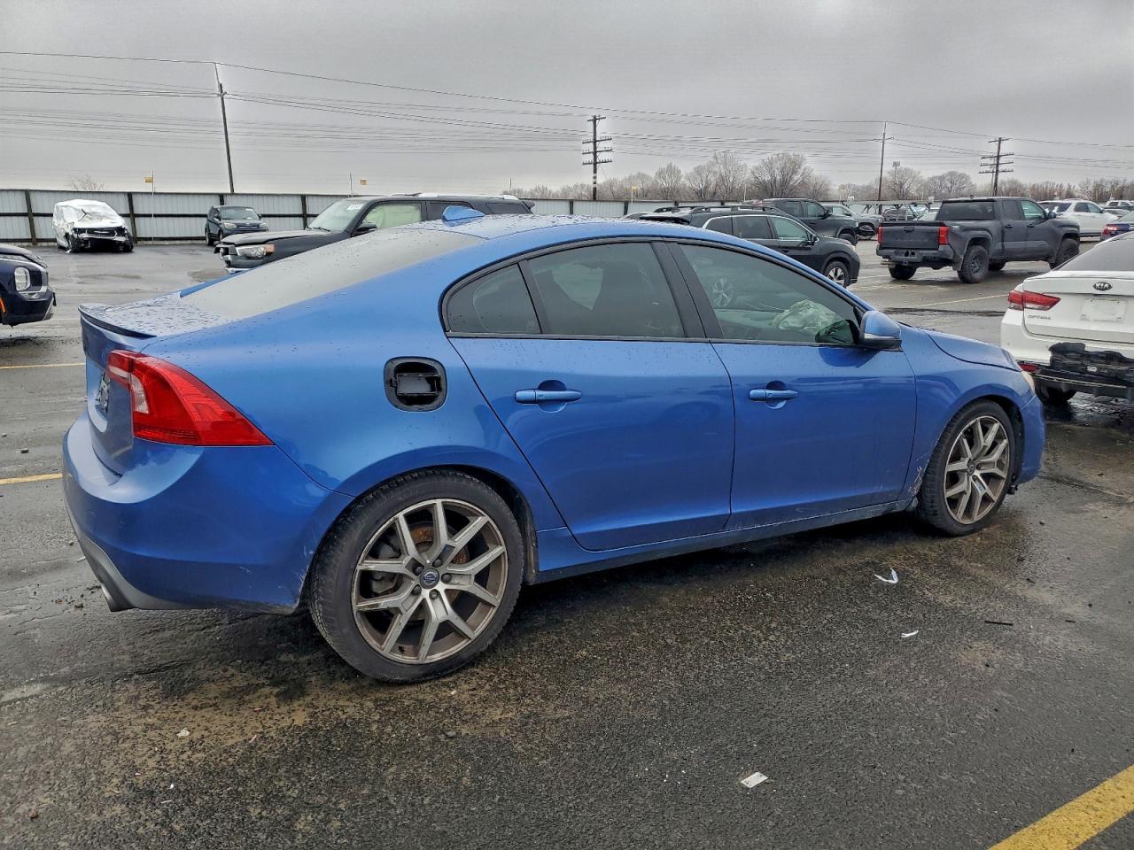 2017 VOLVO S60 R DESIGN photo 3