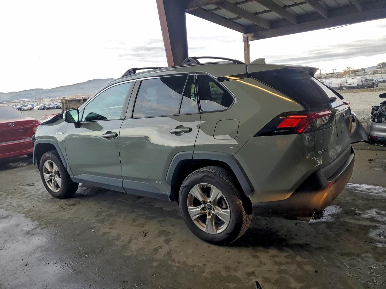 2019 TOYOTA RAV4 XLE photo 2