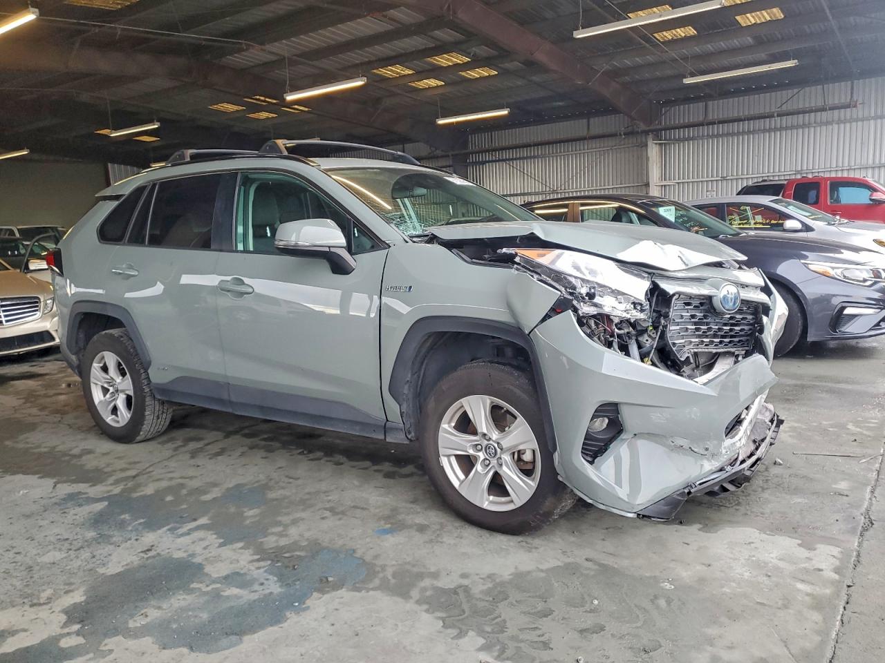 2019 TOYOTA RAV4 XLE photo 4