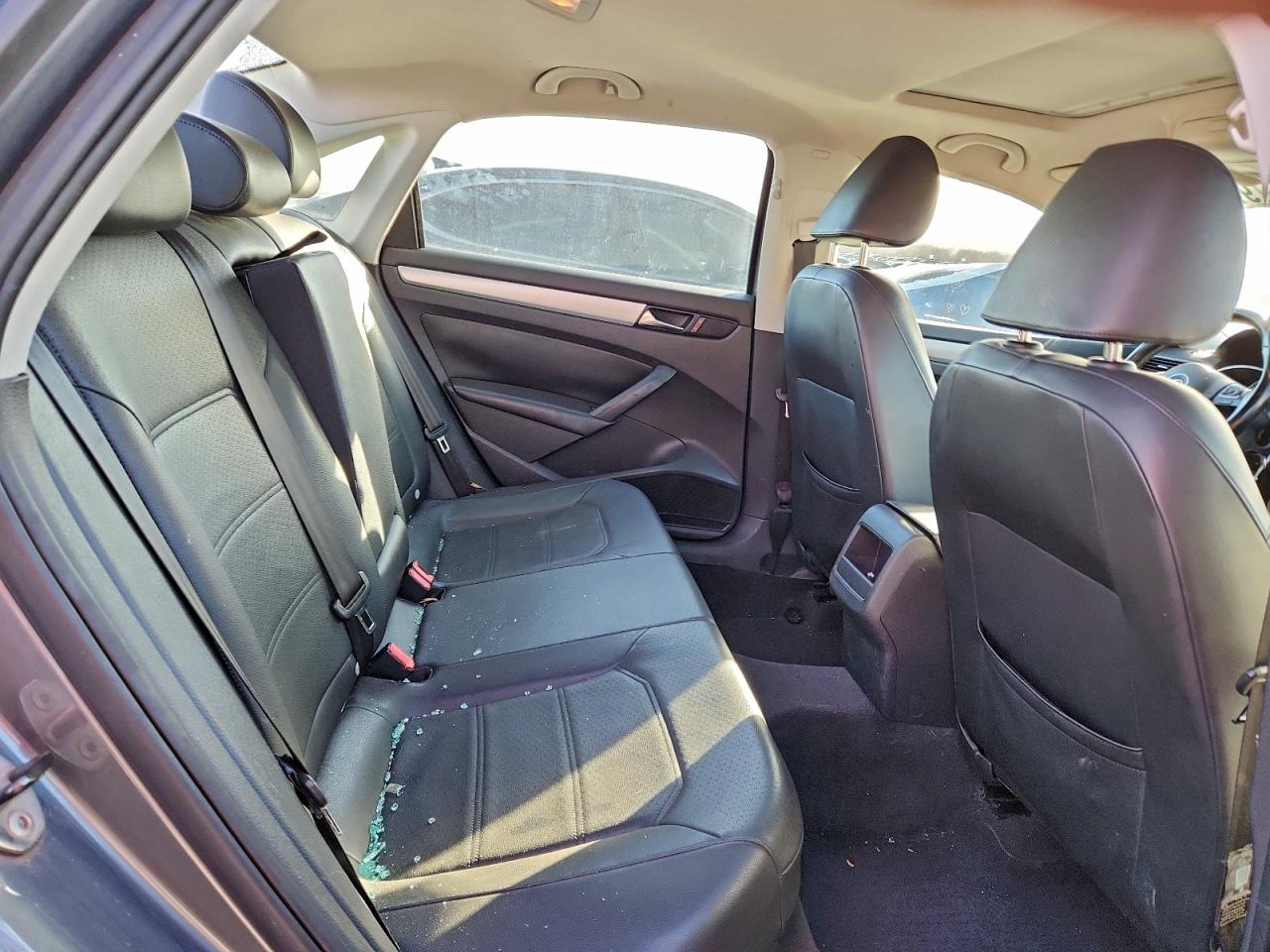 2012 VOLKSWAGEN PASSAT SE photo 10