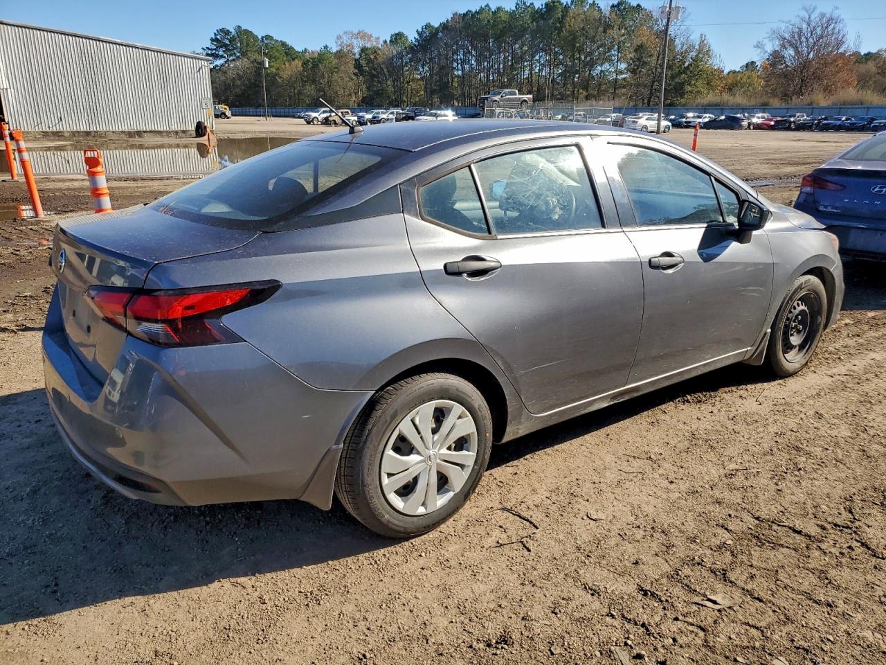 2020 NISSAN VERSA S photo 3