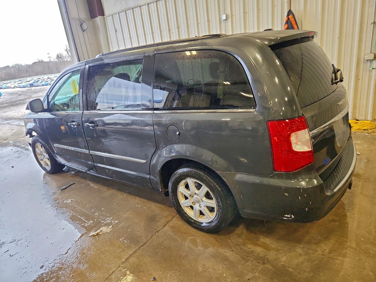 2012 CHRYSLER TOWN & COUNTRY TOURING photo 2