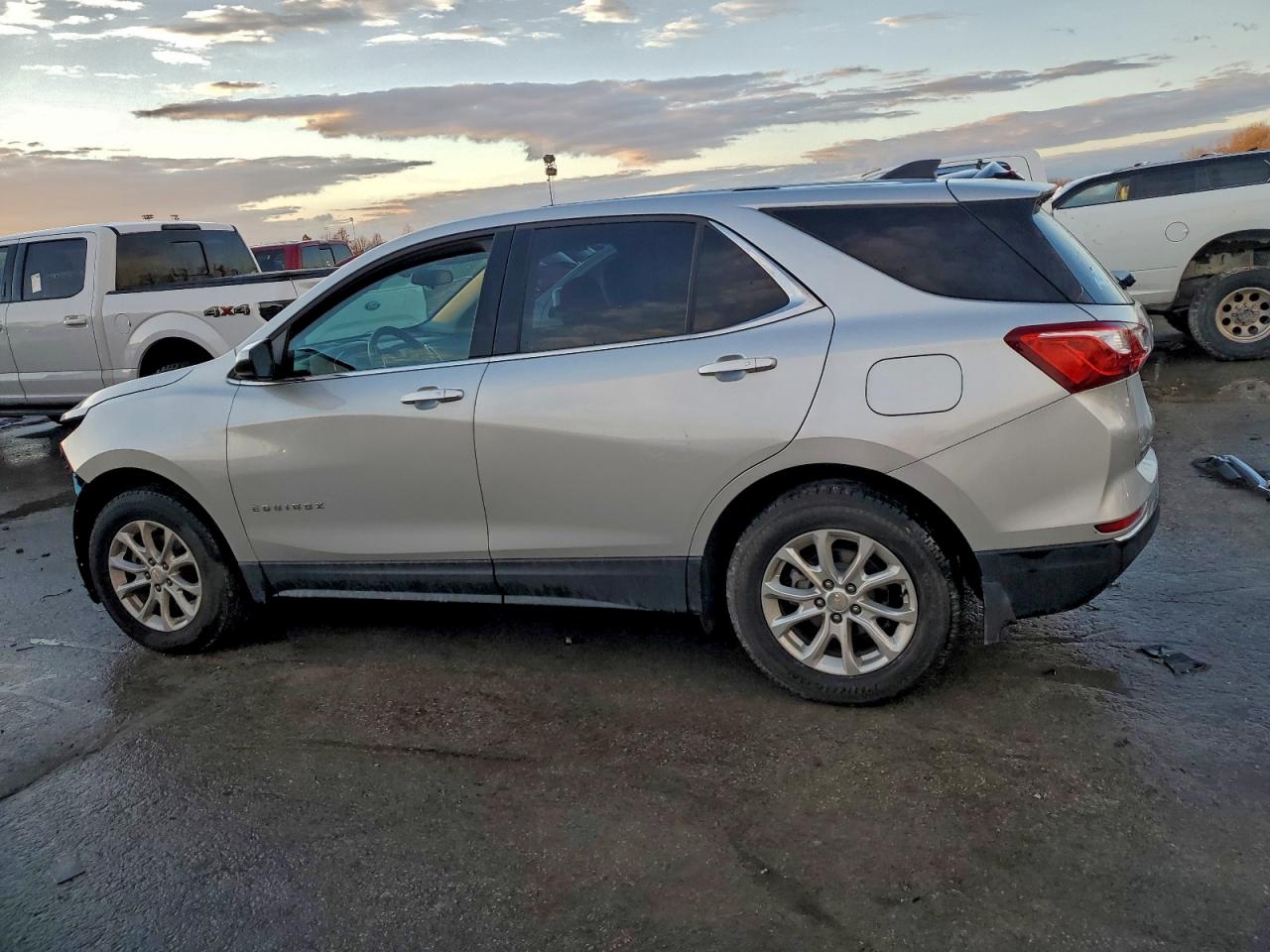 2018 CHEVROLET EQUINOX LT photo 2