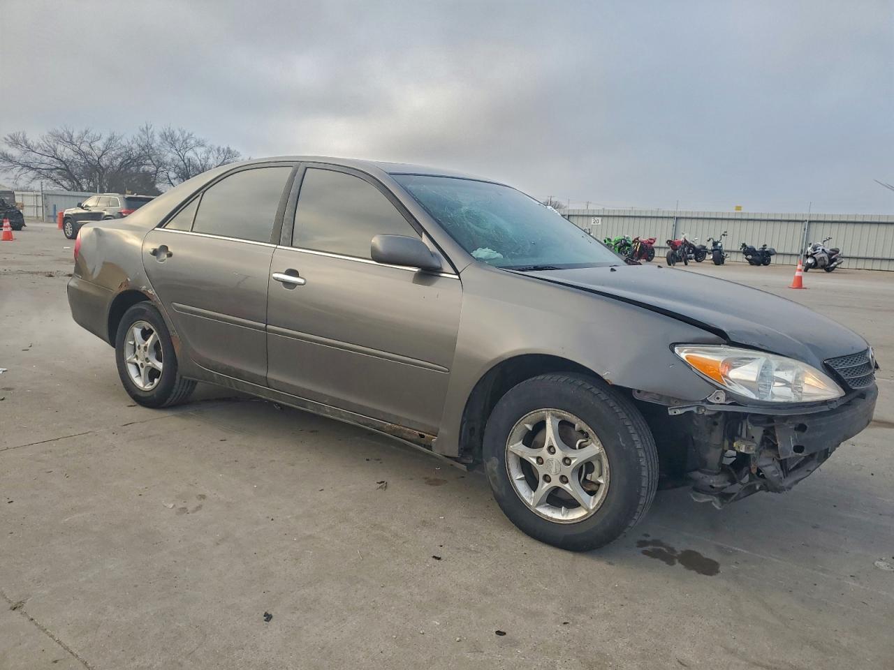 2002 TOYOTA CAMRY LE photo 4
